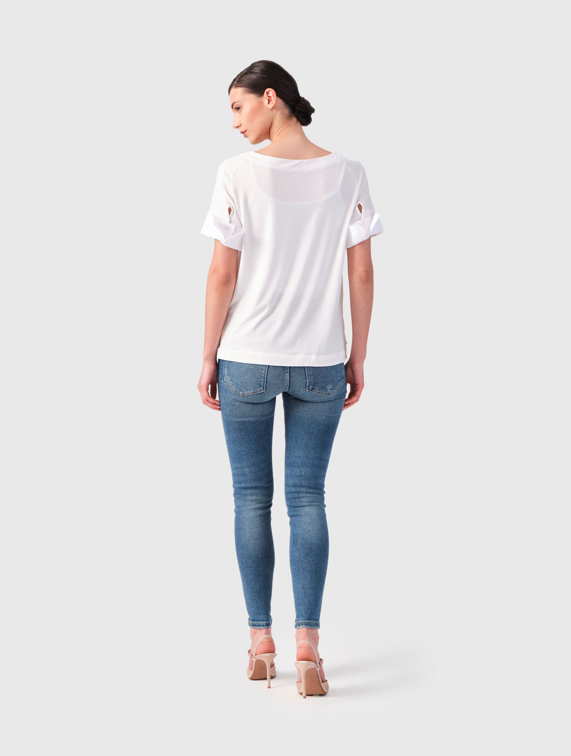 Jersey-T-Shirt mit Bateau-Ausschnitt, Seitenschlitzen und Bündchendetails aus weißer Baumwolle. Dieses Modell ist Teil unserer REBORN-Kollektion und steht für unsere "Zero-Waste-Politik".