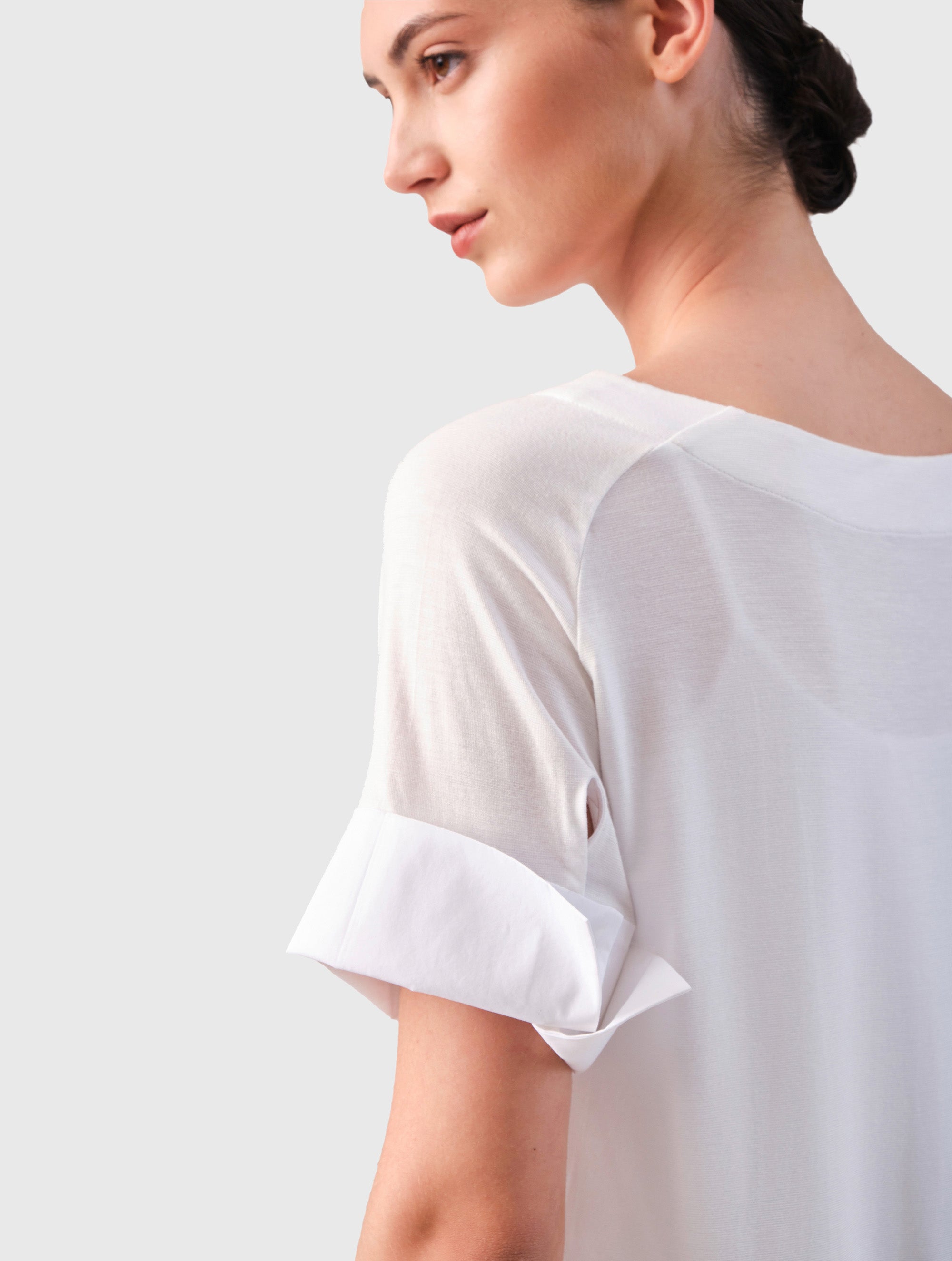Jersey-T-Shirt mit Bateau-Ausschnitt, Seitenschlitzen und Bündchendetails aus weißer Baumwolle. Dieses Modell ist Teil unserer REBORN-Kollektion und steht für unsere "Zero-Waste-Politik".