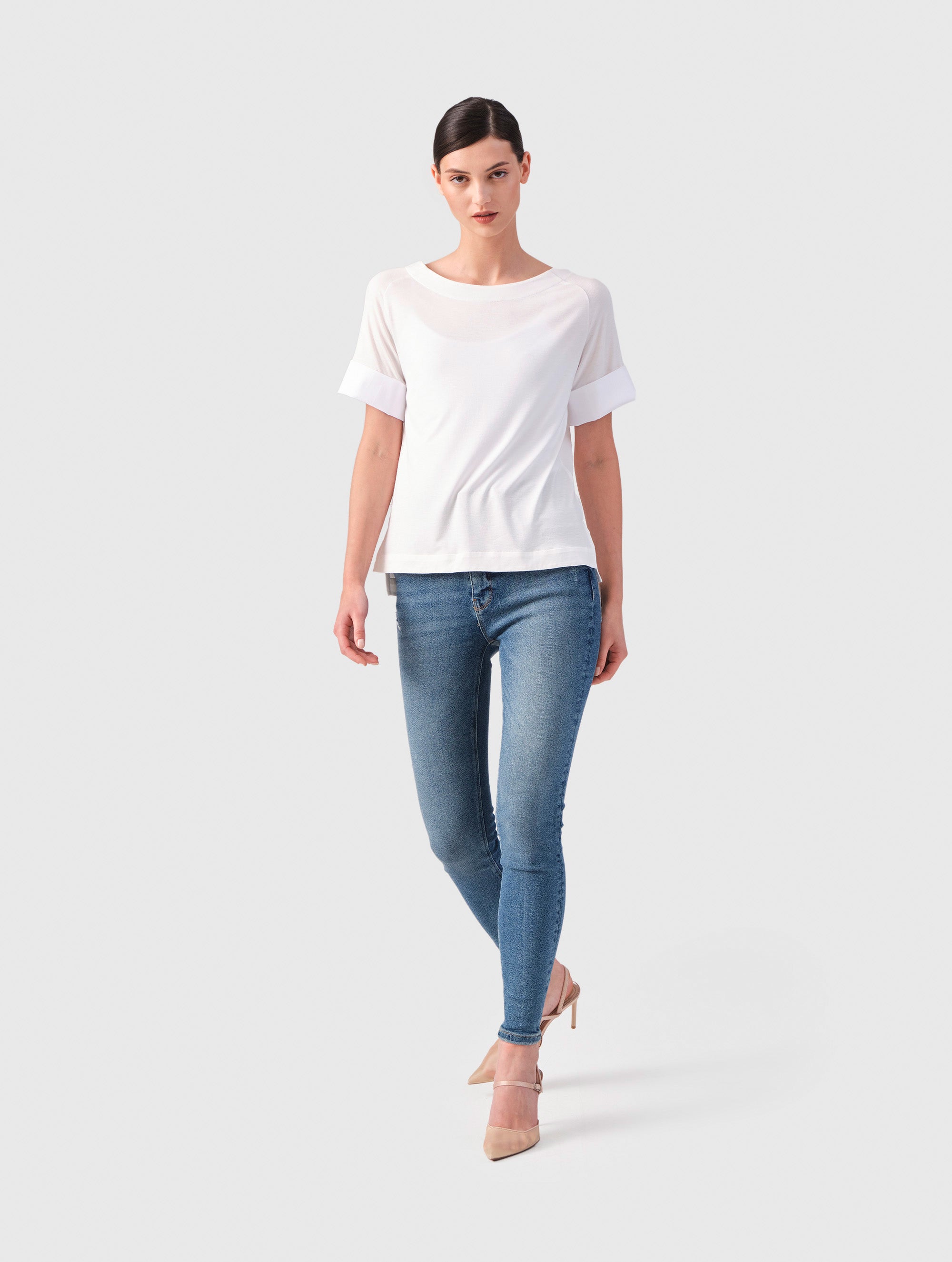 Jersey-T-Shirt mit Bateau-Ausschnitt, Seitenschlitzen und Bündchendetails aus weißer Baumwolle. Dieses Modell ist Teil unserer REBORN-Kollektion und steht für unsere "Zero-Waste-Politik".