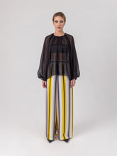 Weite Bluse mit Rundhalsausschnitt, Falten auf der Vorder- und Rückseite und Raglan-Dichterärmeln.    Dieses Modell ist Teil unserer REBORN-Kollektion und steht für unsere "Zero-Waste-Politik".