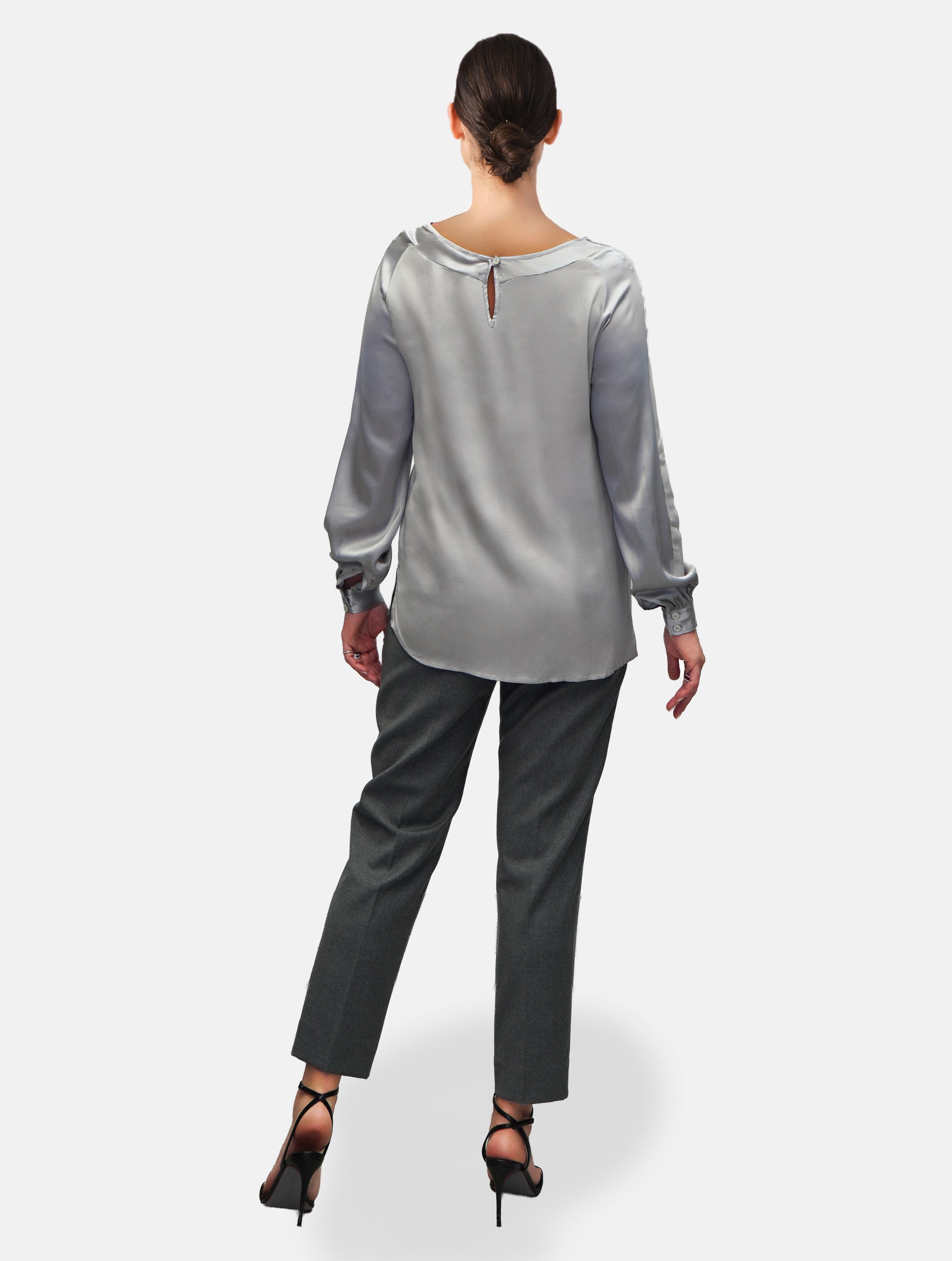 Langarm Seidenbluse mit Rundhalsausschnitt und Knopf im Nackenbereich.