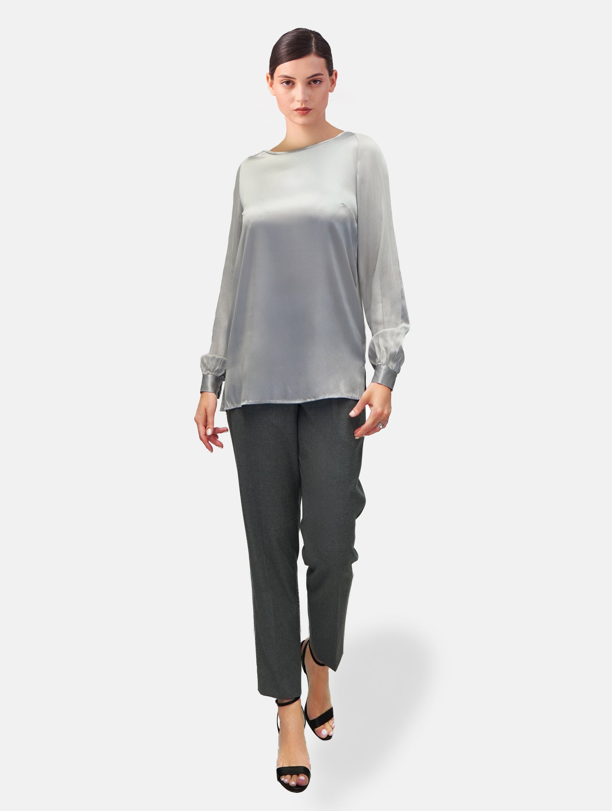 Langarm Seidenbluse mit Rundhalsausschnitt und Knopf im Nackenbereich.