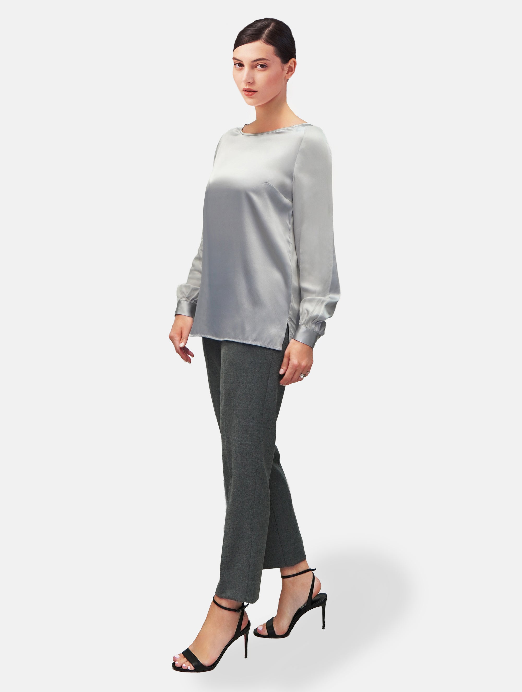 Langarm Seidenbluse mit Rundhalsausschnitt und Knopf im Nackenbereich.