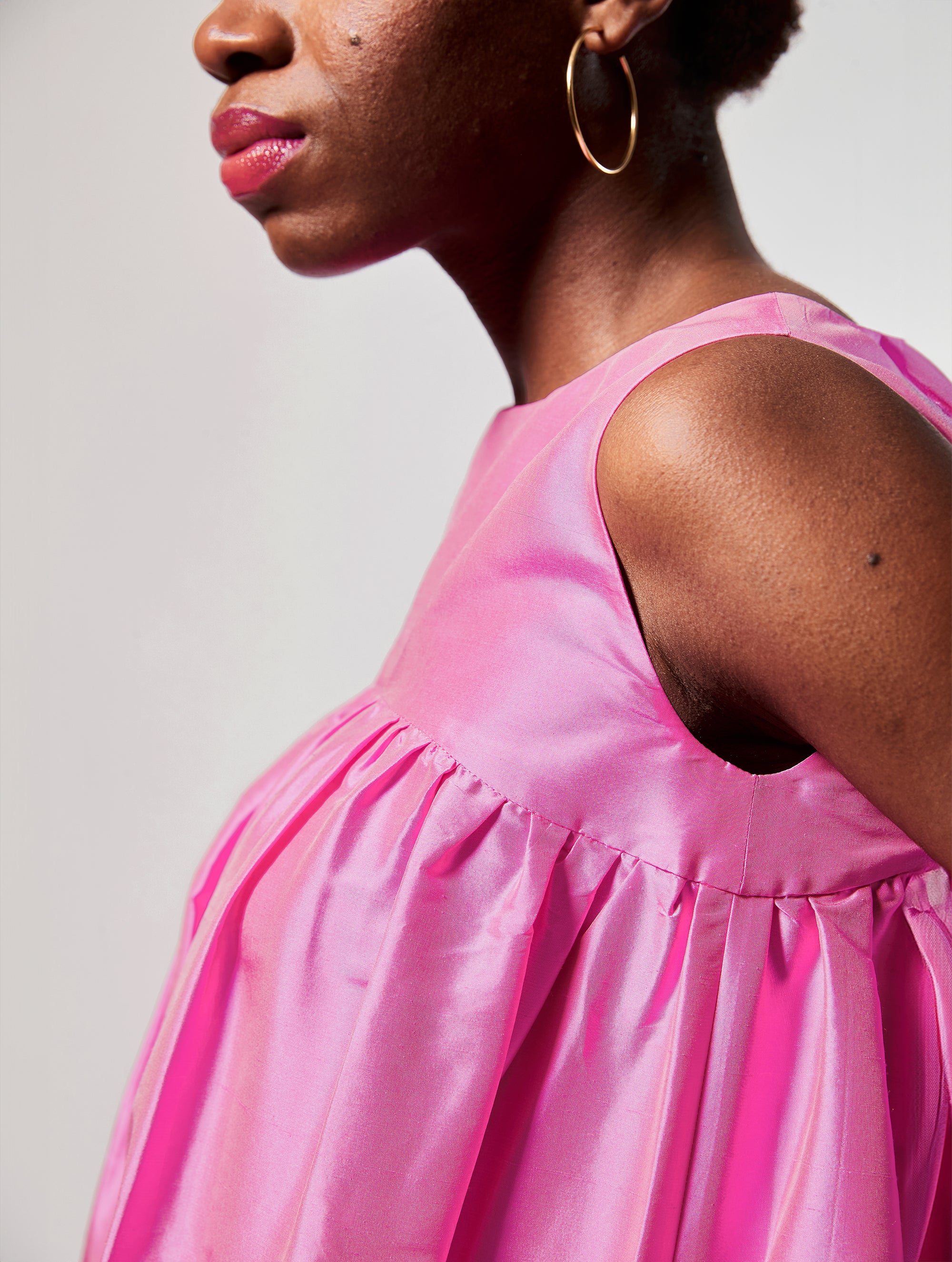 leid aus 100% Dupionseide, weitere Passform, Gürtel an der Taille und auffälliger Volant am Saum sowie ein eleganter Rückenausschnitt