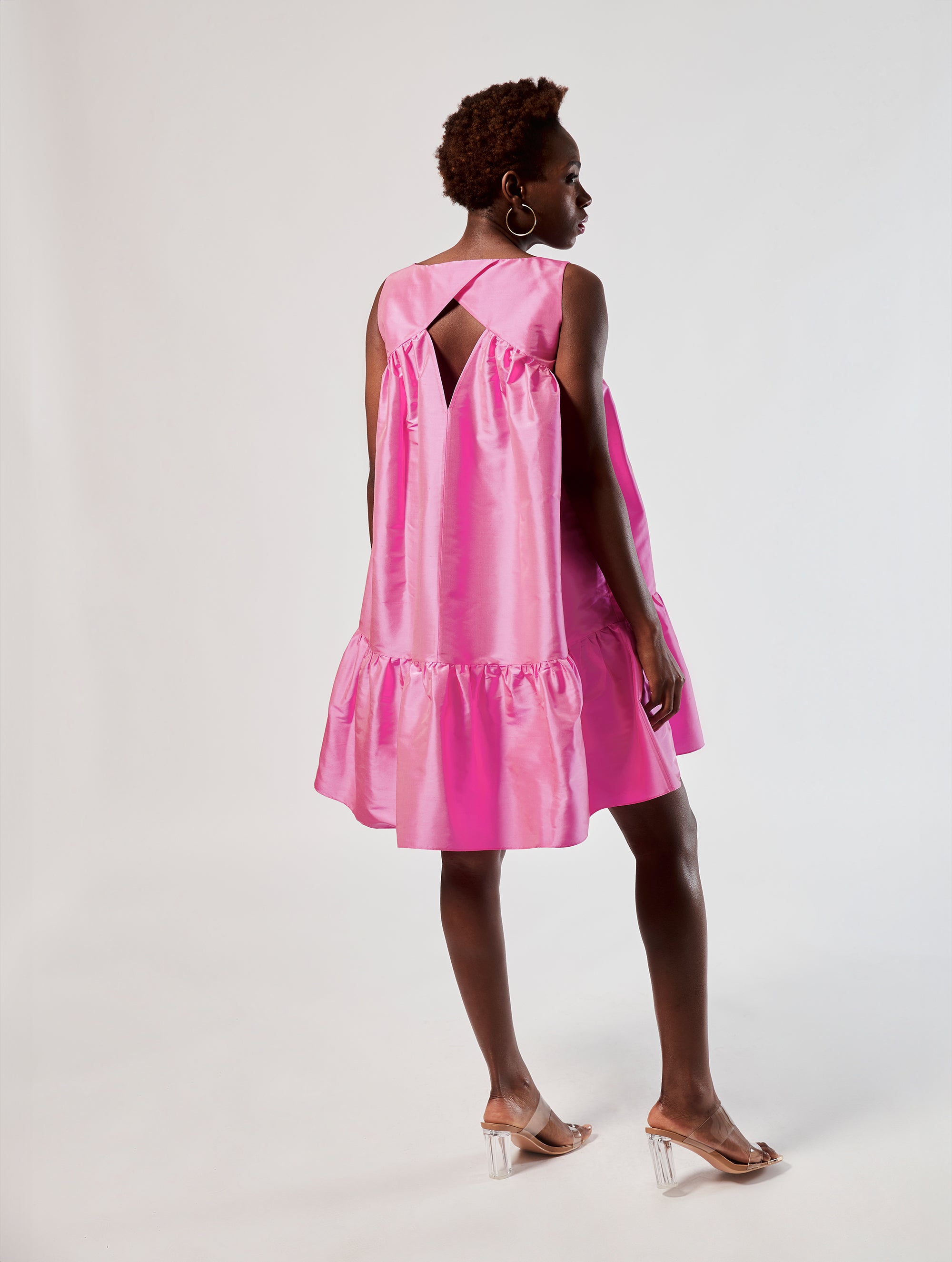 leid aus 100% Dupionseide, weitere Passform, Gürtel an der Taille und auffälliger Volant am Saum sowie ein eleganter Rückenausschnitt