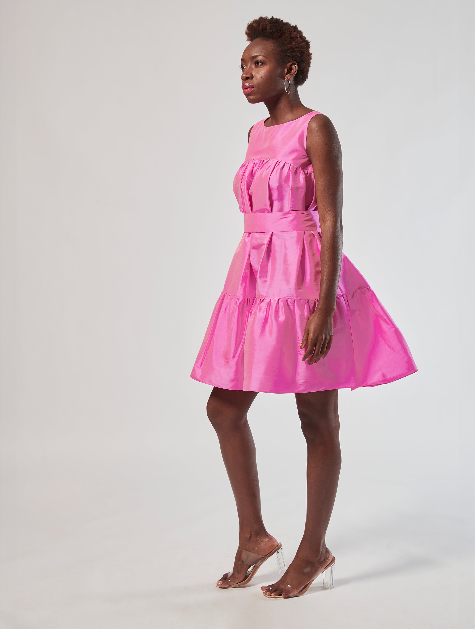 leid aus 100% Dupionseide, weitere Passform, Gürtel an der Taille und auffälliger Volant am Saum sowie ein eleganter Rückenausschnitt