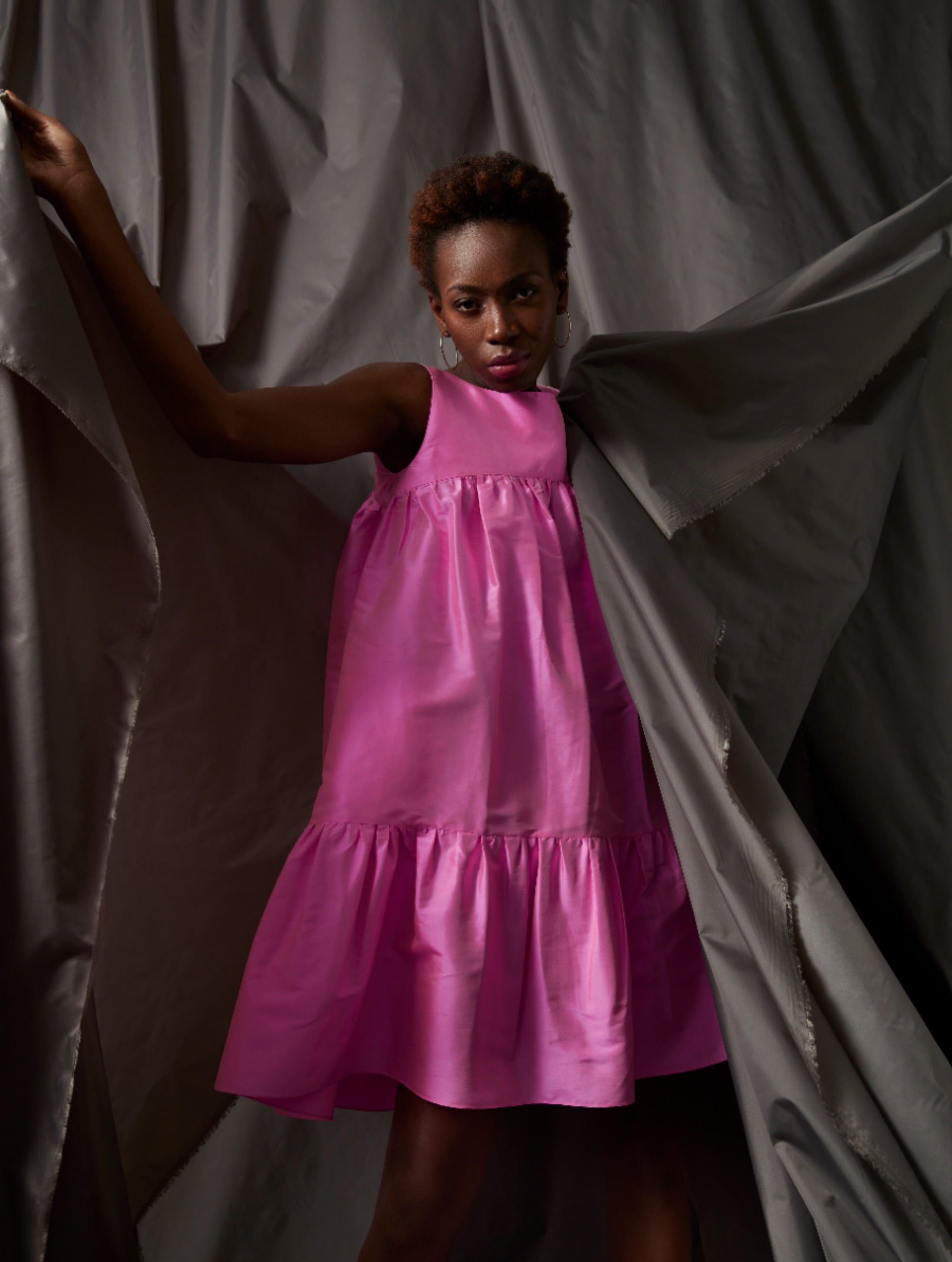 leid aus 100% Dupionseide, weitere Passform, Gürtel an der Taille und auffälliger Volant am Saum sowie ein eleganter Rückenausschnitt