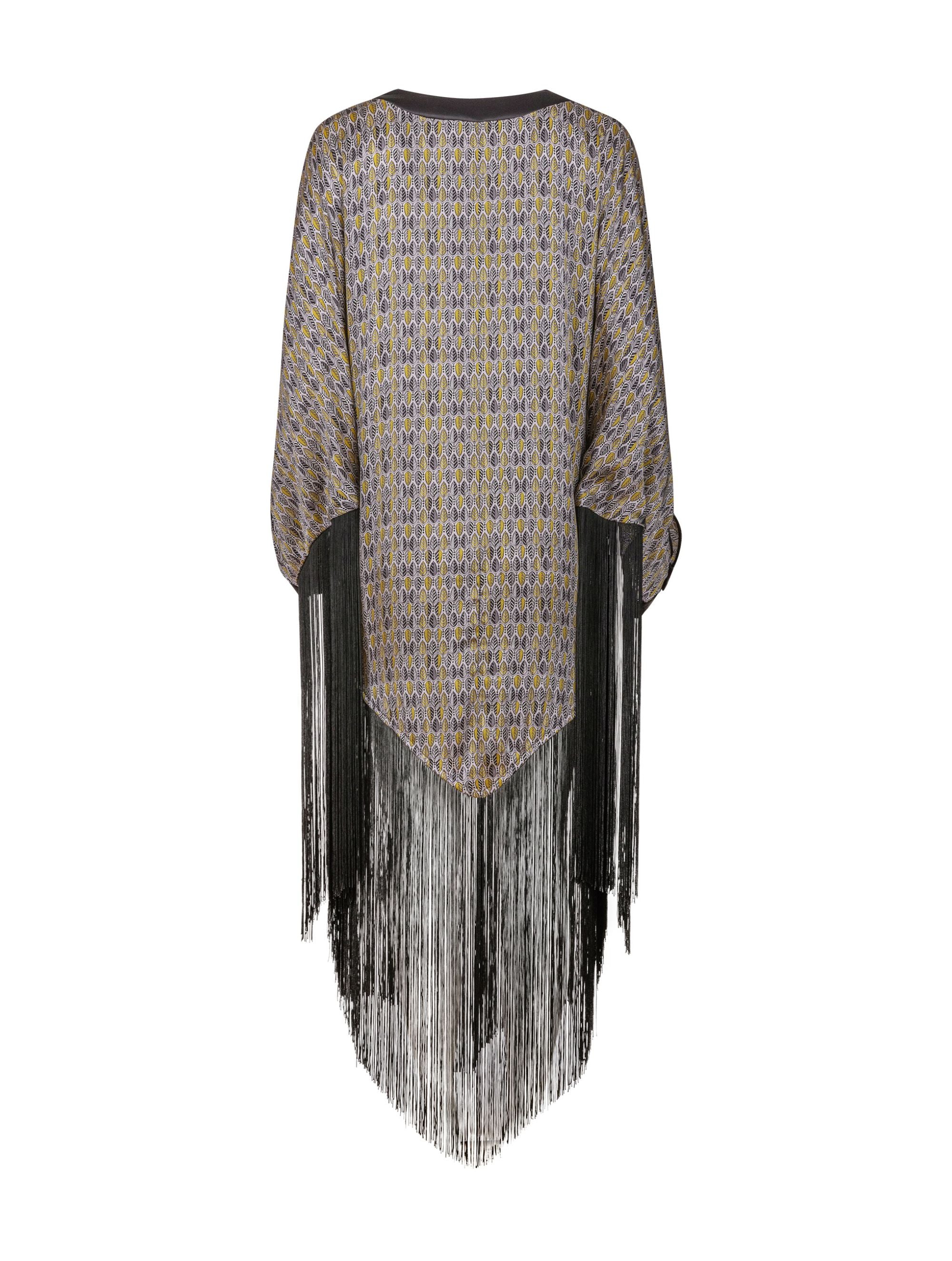 Bedrucktes Seidenponcho-Kleid mit langen Fransen aus schwarzer Viskose und schwarzen Seidensatin-Details an Kragen und Manschetten. Hergestellt aus Naturfaser.