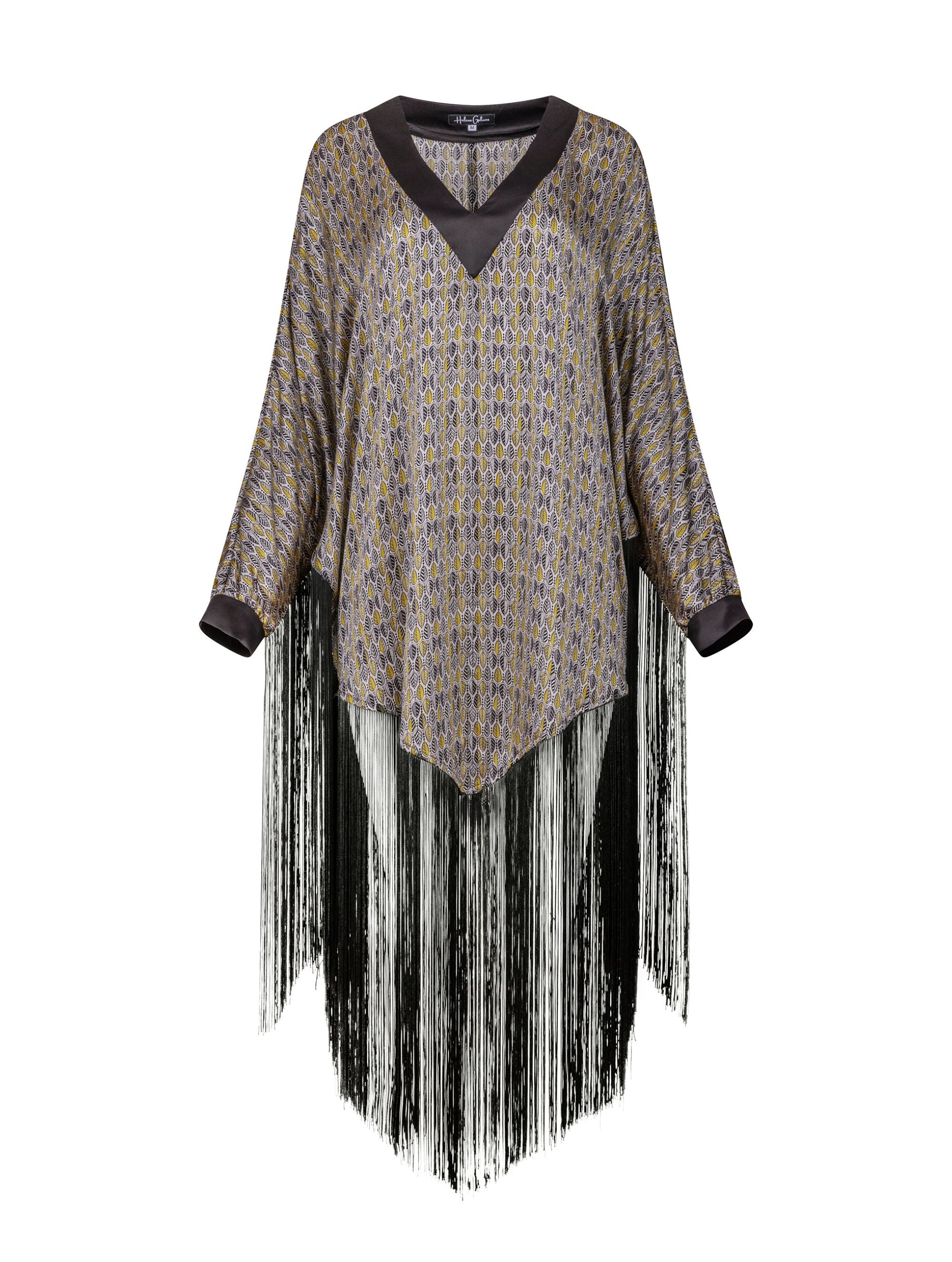 Bedrucktes Seidenponcho-Kleid mit langen Fransen aus schwarzer Viskose und schwarzen Seidensatin-Details an Kragen und Manschetten. Hergestellt aus Naturfaser.