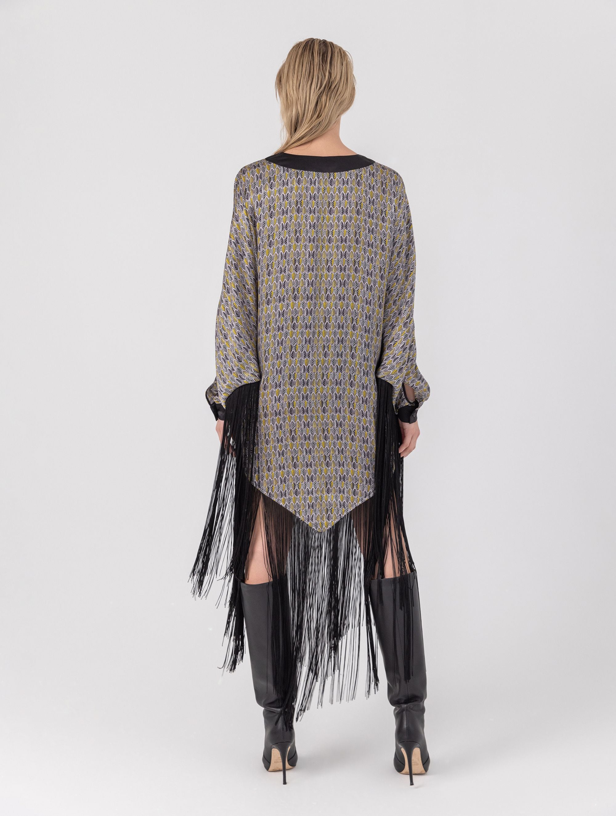 Bedrucktes Seidenponcho-Kleid mit langen Fransen aus schwarzer Viskose und schwarzen Seidensatin-Details an Kragen und Manschetten. Hergestellt aus Naturfaser.