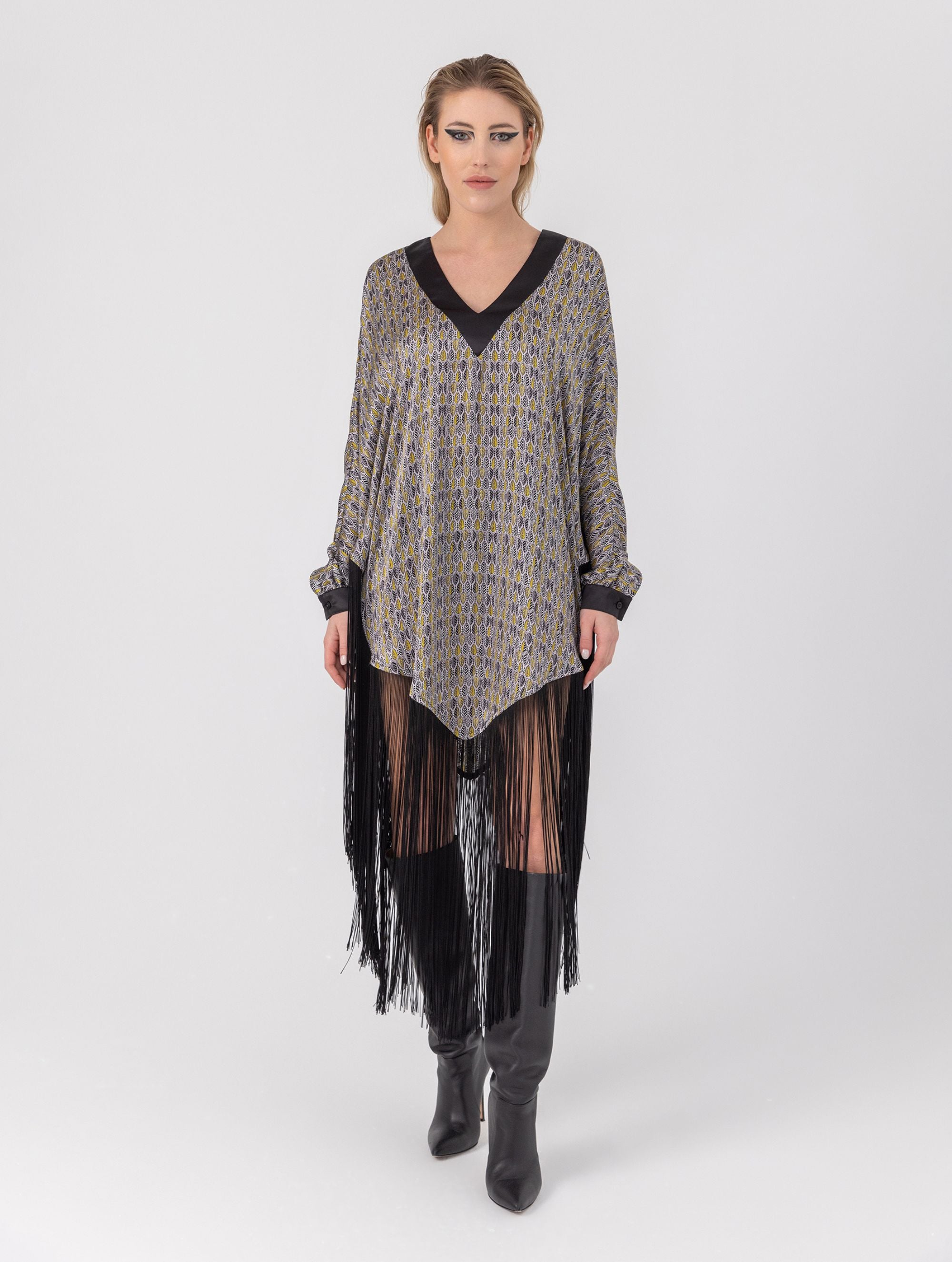 Bedrucktes Seidenponcho-Kleid mit langen Fransen aus schwarzer Viskose und schwarzen Seidensatin-Details an Kragen und Manschetten. Hergestellt aus Naturfaser.