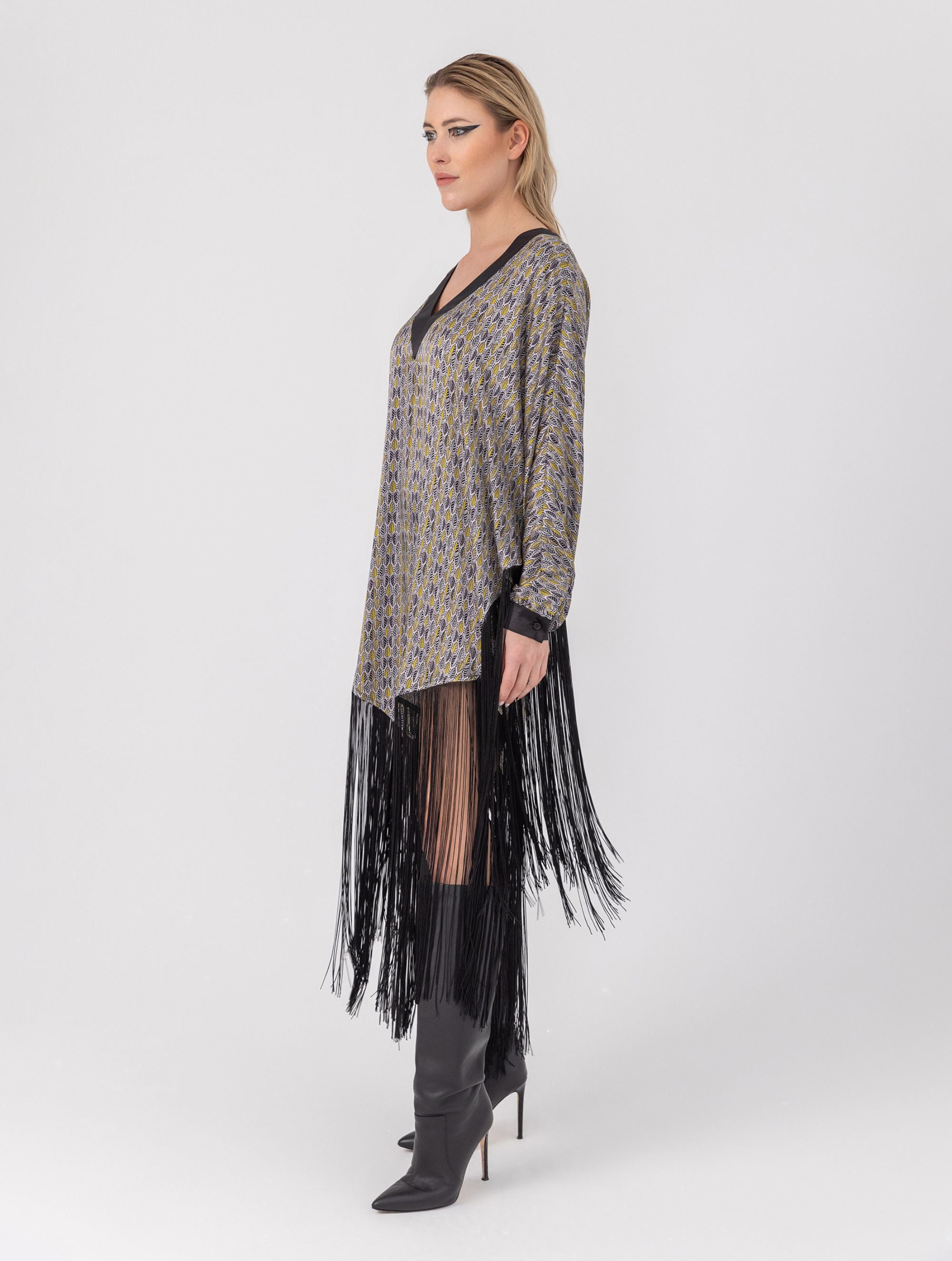 Bedrucktes Seidenponcho-Kleid mit langen Fransen aus schwarzer Viskose und schwarzen Seidensatin-Details an Kragen und Manschetten. Hergestellt aus Naturfaser.