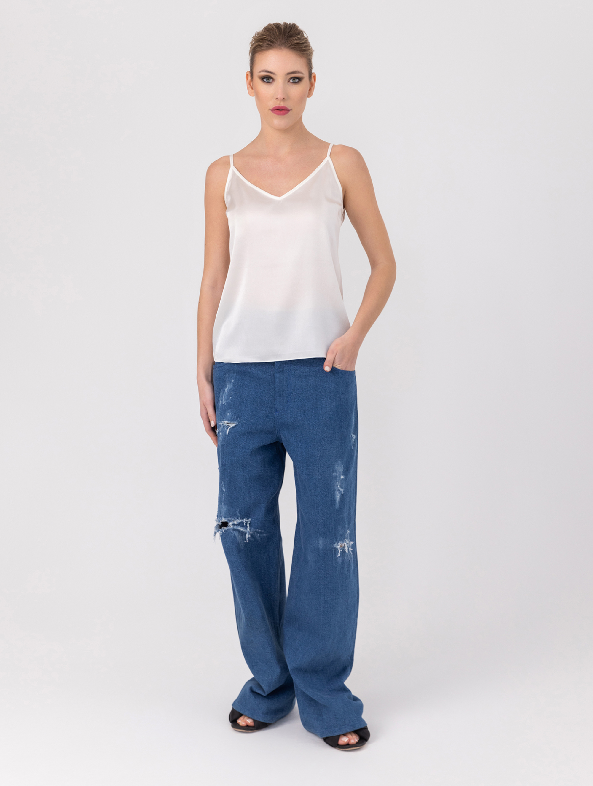 Top aus 100% feinster Seide mit puristischem, schlanken Design