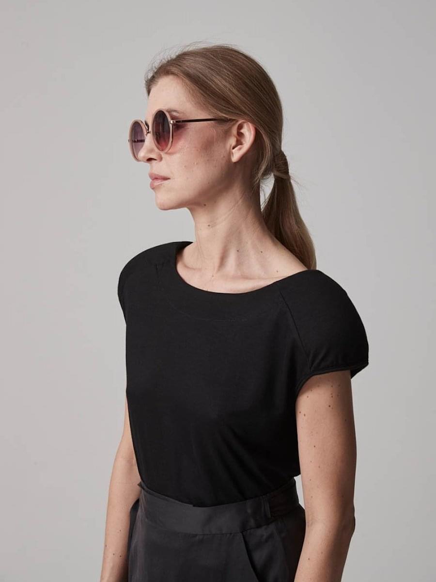 Schlichtes Shirt aus Edel-Jersey mit rundem Ausschnitt und diskreten Schulterpolstern