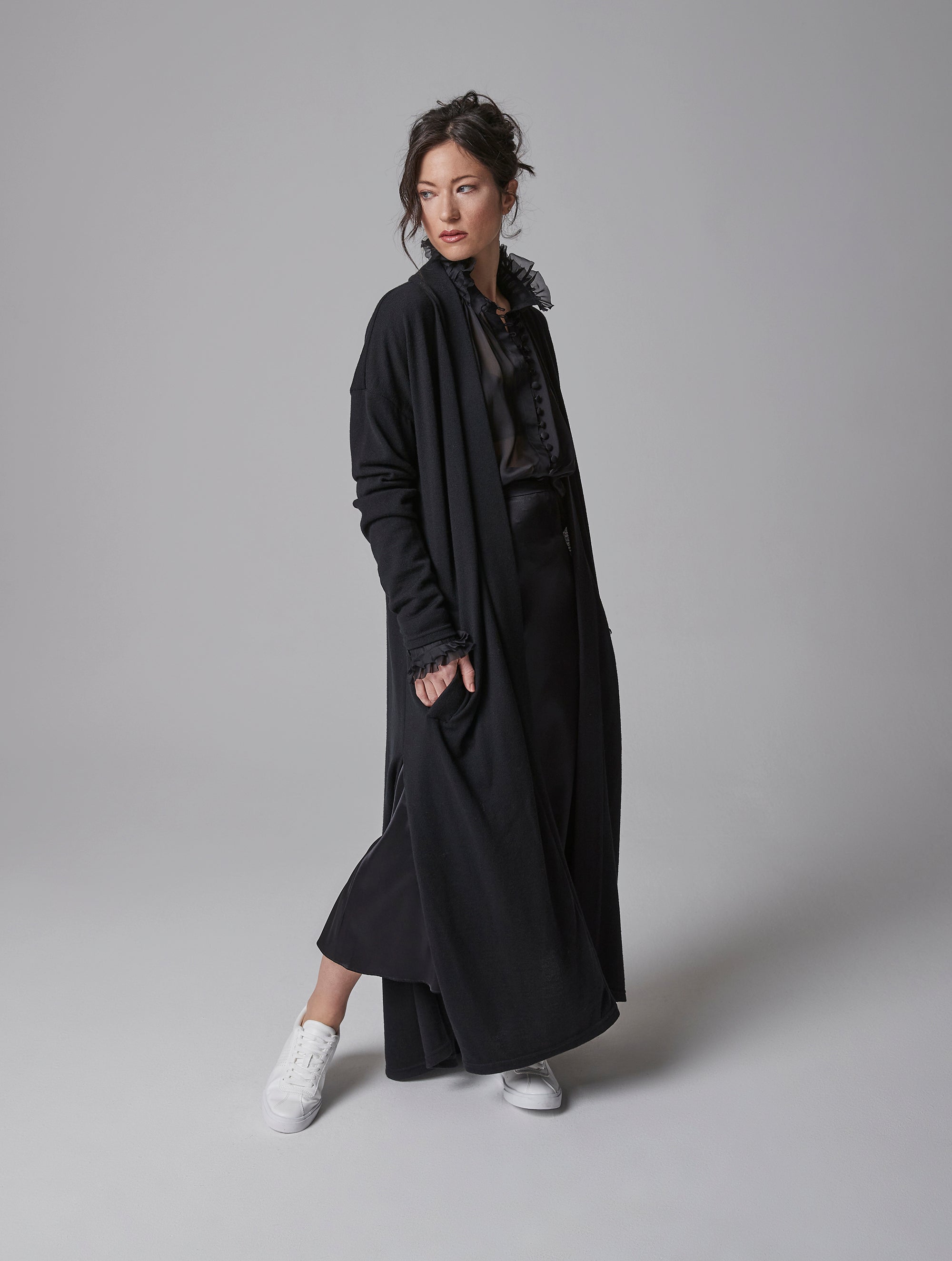 Bodenlanger Strickmantel aus 100% Wolle mit einem schmeichelhaften Schalkragen und praktischen seitlichen Taschen