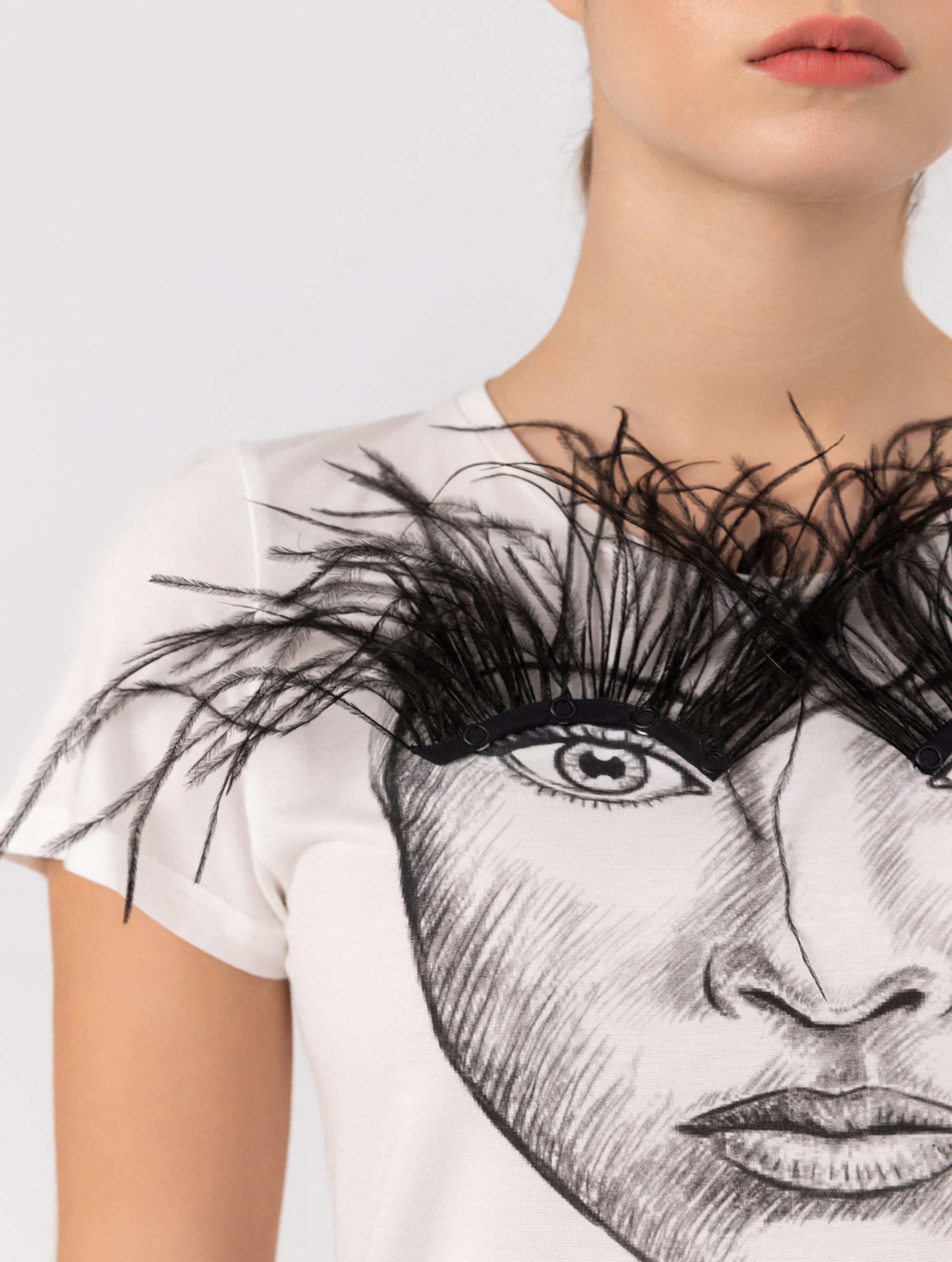 T-Shirt aus Viskose mit hohem Tragekomfort und abknöpfbaren Wimpern