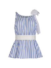 Weit geschnittenes Tanktop aus gestreifter Baumwolle mit weißem Schleifendetail und seperaten Gürtel aus weißer Baumwolle. Versteckte Seitentaschen in den Seitennähten. Dieses Produkt ist Teil unserer Reborn Linie.