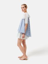 Weit geschnittenes Tanktop aus gestreifter Baumwolle mit weißem Schleifendetail und seperaten Gürtel aus weißer Baumwolle. Versteckte Seitentaschen in den Seitennähten. Dieses Produkt ist Teil unserer Reborn Linie.