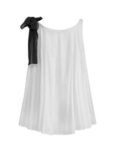 Weit geschnittenes Tanktop aus weißer Baumwolle mit schwarzem Schleifendetail und seperaten Gürtel aus schwarzer Baumwolle. Versteckte Seitentaschen in den Seitennähten. Dieses Produkt ist Teil unserer Reborn Linie.