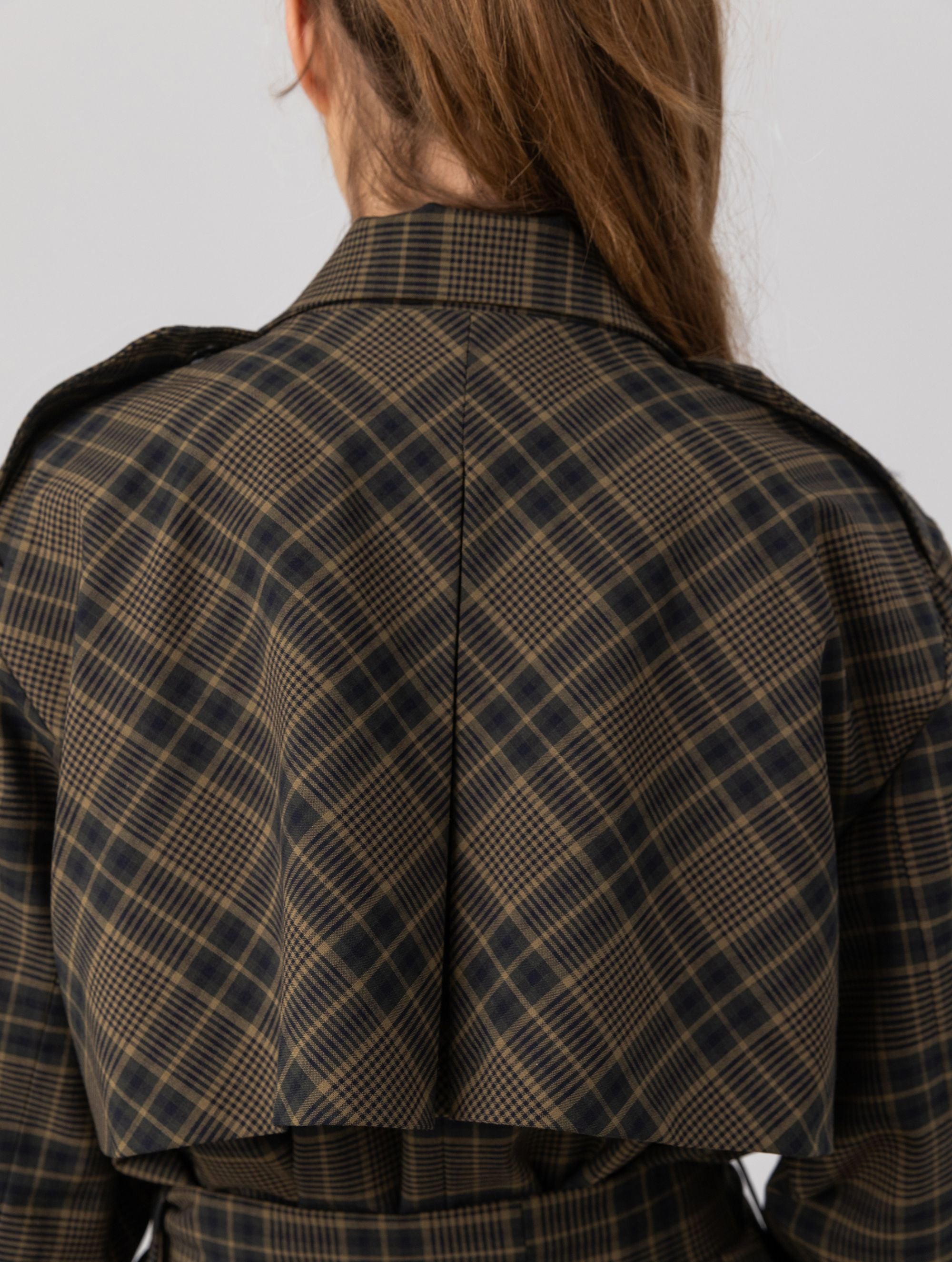 Karierter Maxi-Trenchcoat mit Gürtel und angesetzten Ärmeln mit Ärmelgürteln, sowie Schulterklappen.