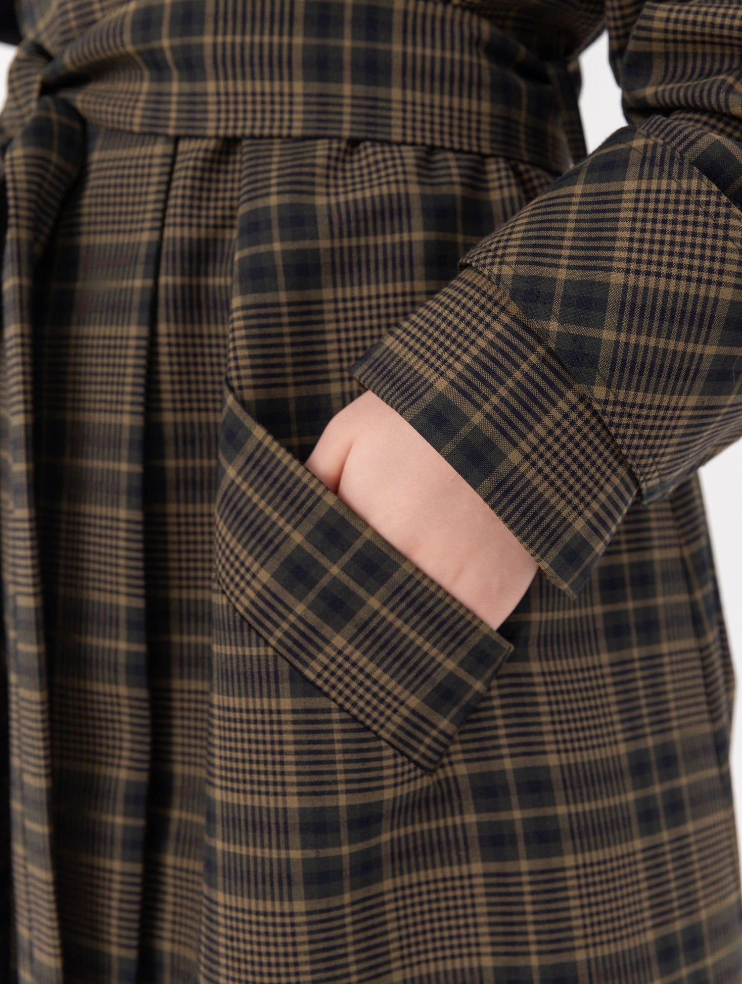 Karierter Maxi-Trenchcoat mit Gürtel und angesetzten Ärmeln mit Ärmelgürteln, sowie Schulterklappen.