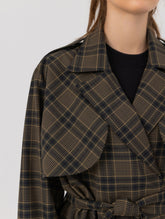 Karierter Maxi-Trenchcoat mit Gürtel und angesetzten Ärmeln mit Ärmelgürteln, sowie Schulterklappen.