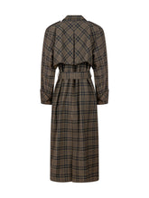 Karierter Maxi-Trenchcoat mit Gürtel und angesetzten Ärmeln mit Ärmelgürteln, sowie Schulterklappen.