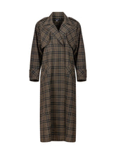 Karierter Maxi-Trenchcoat mit Gürtel und angesetzten Ärmeln mit Ärmelgürteln, sowie Schulterklappen.