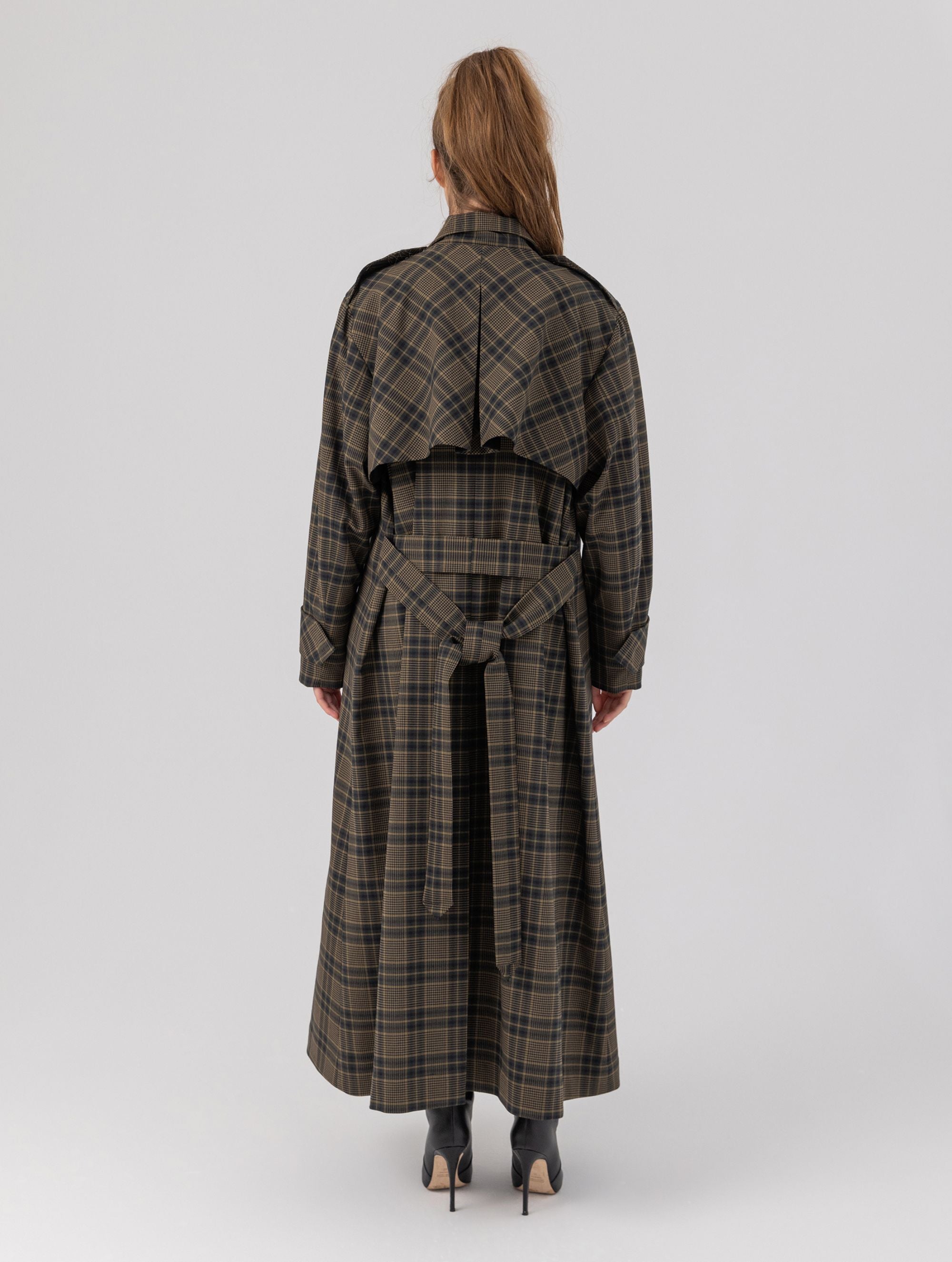 Karierter Maxi-Trenchcoat mit Gürtel und angesetzten Ärmeln mit Ärmelgürteln, sowie Schulterklappen.
