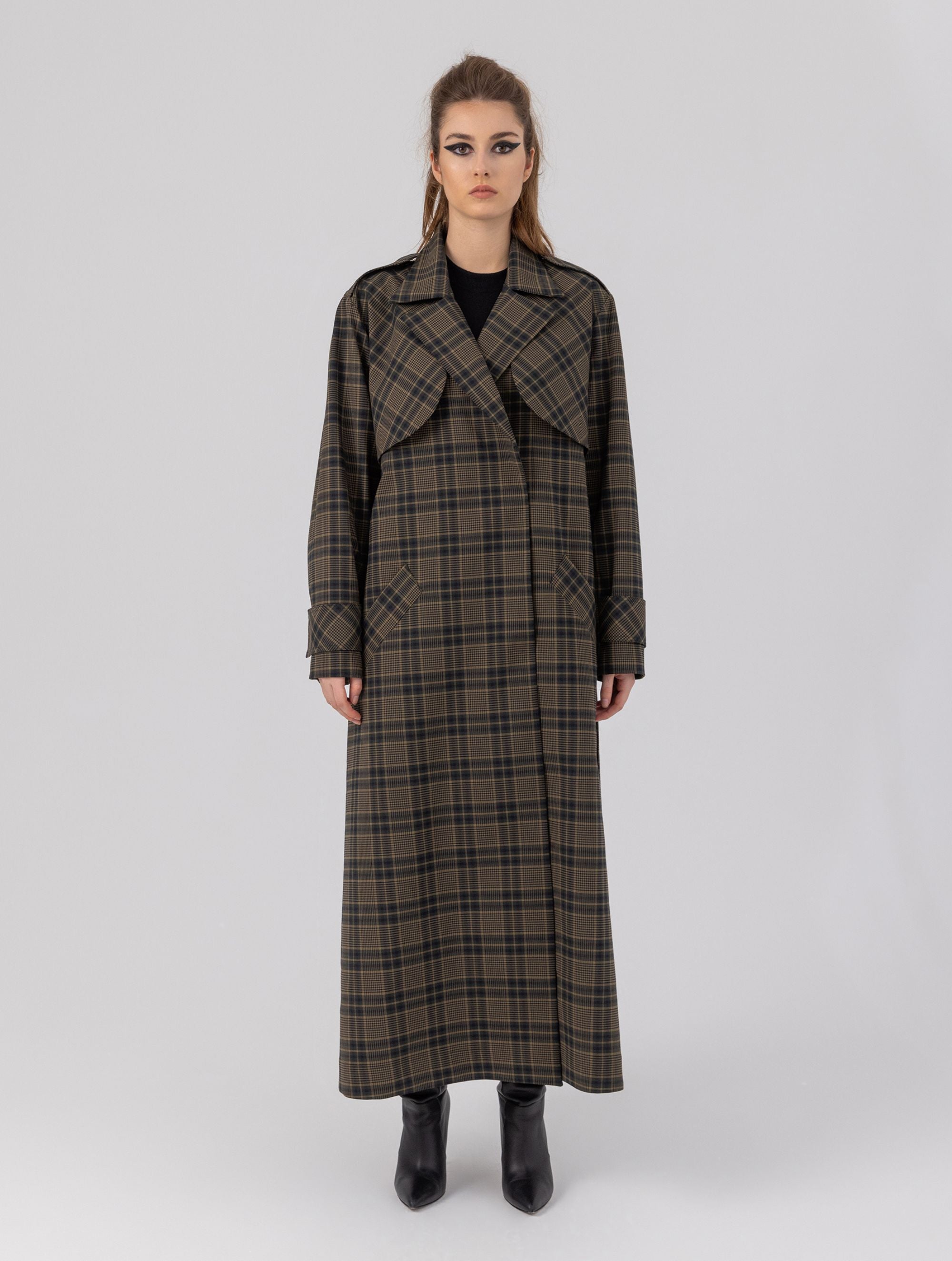 Karierter Maxi-Trenchcoat mit Gürtel und angesetzten Ärmeln mit Ärmelgürteln, sowie Schulterklappen.