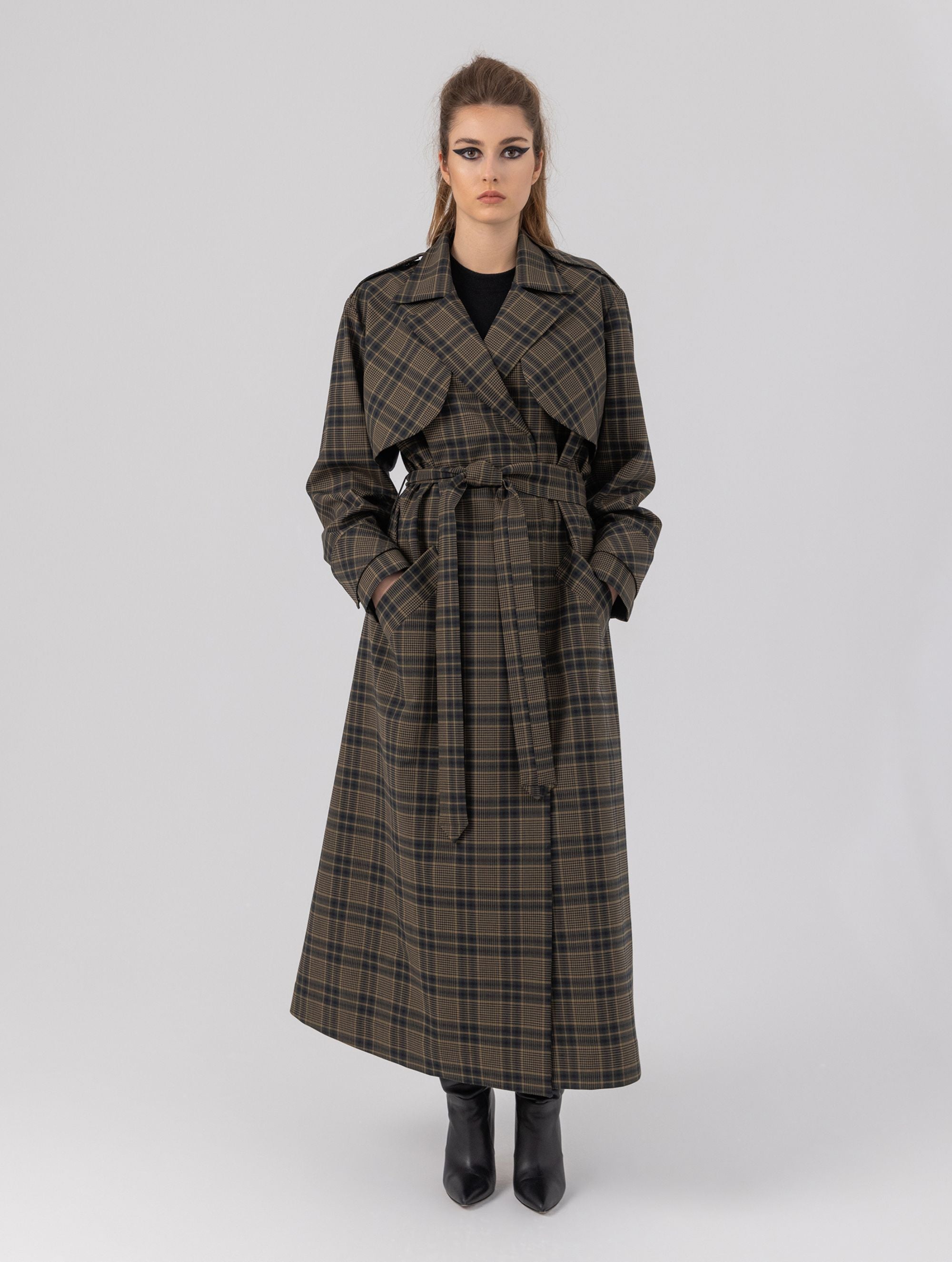 Karierter Maxi-Trenchcoat mit Gürtel und angesetzten Ärmeln mit Ärmelgürteln, sowie Schulterklappen.