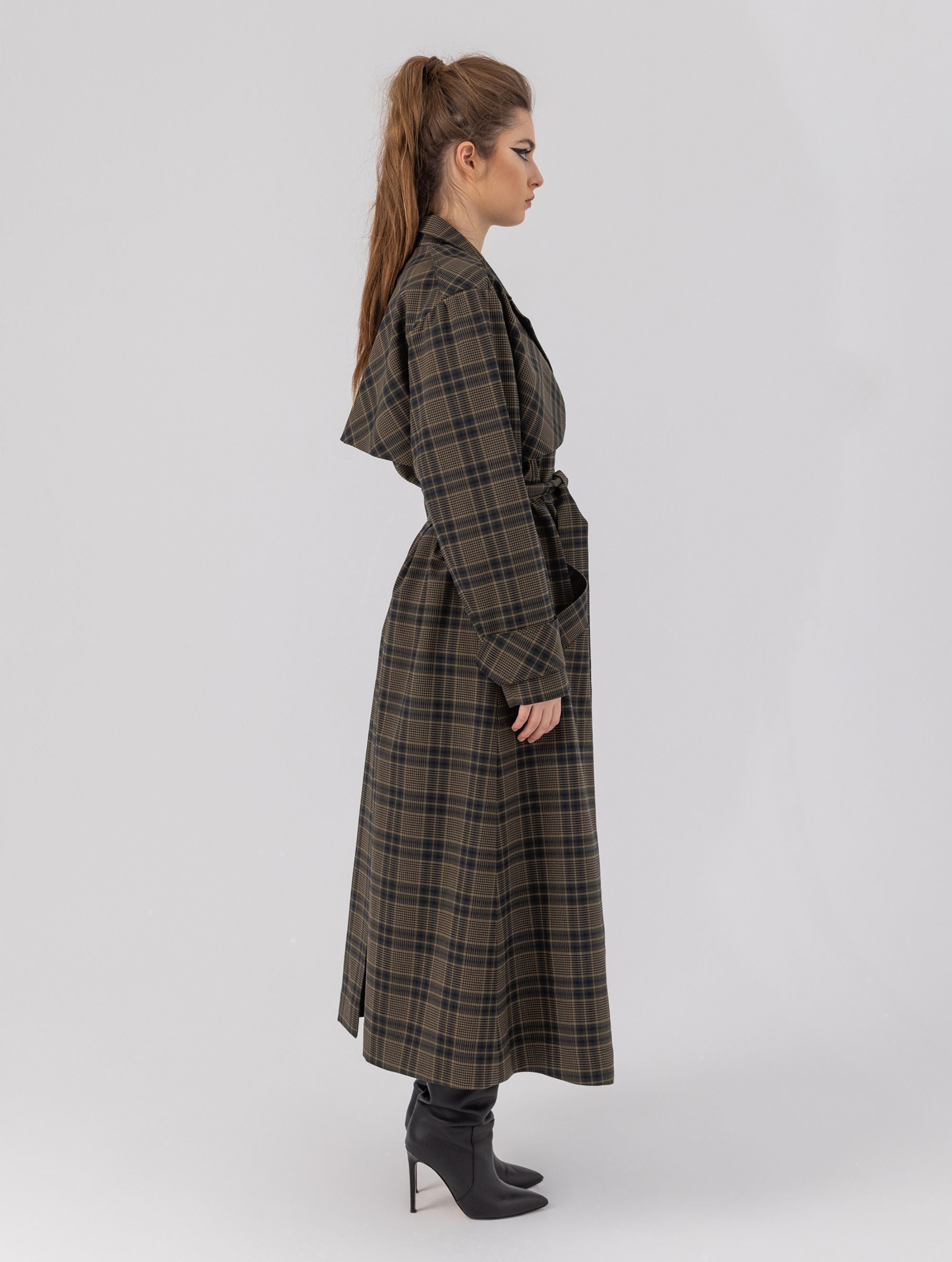 Karierter Maxi-Trenchcoat mit Gürtel und angesetzten Ärmeln mit Ärmelgürteln, sowie Schulterklappen.