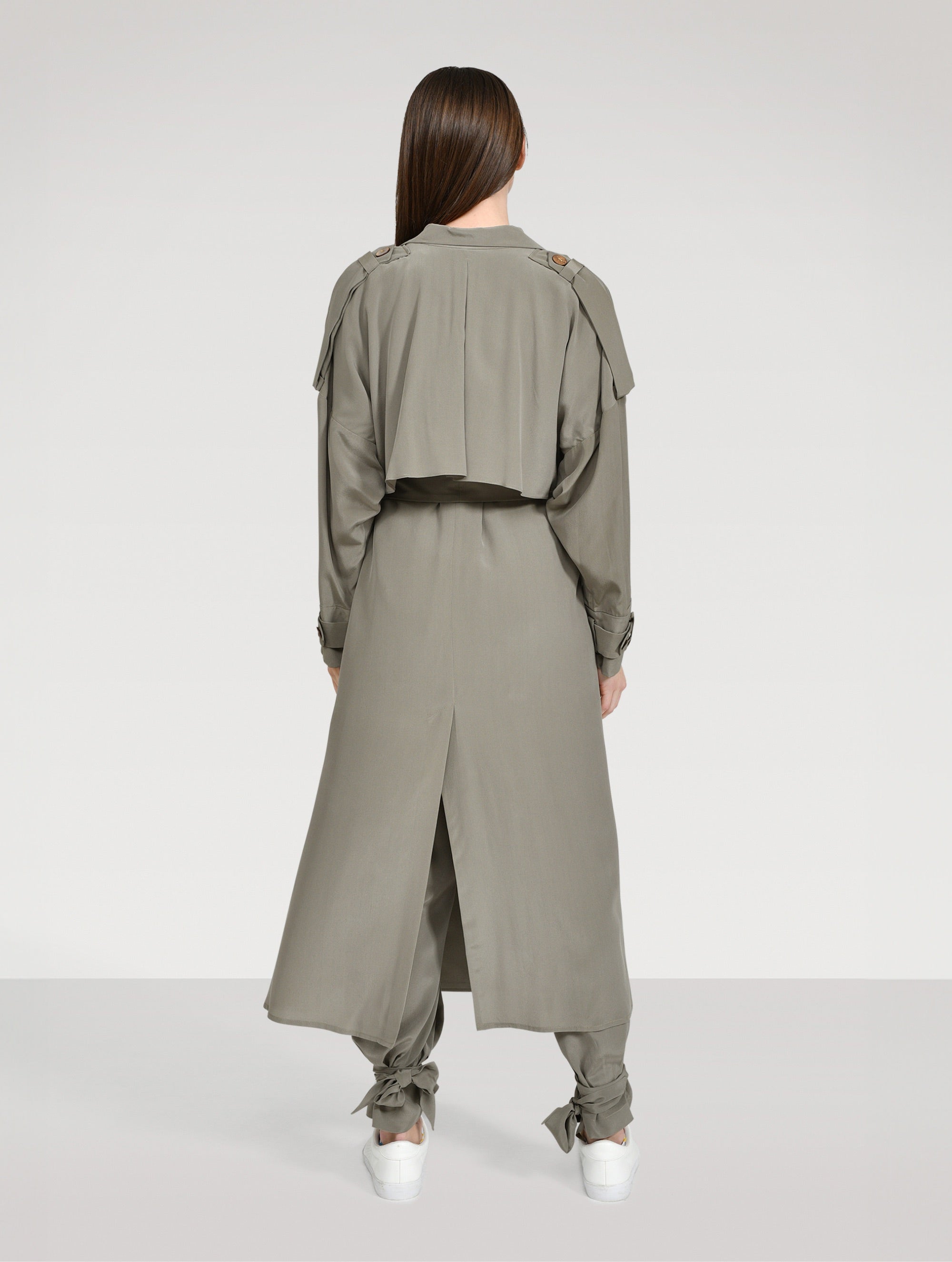 Doppelreihiger Trenchcoat aus 100% Seide, mit Schulter -und Rückencoller und extralangen Schulter- und Manschettenriegel.