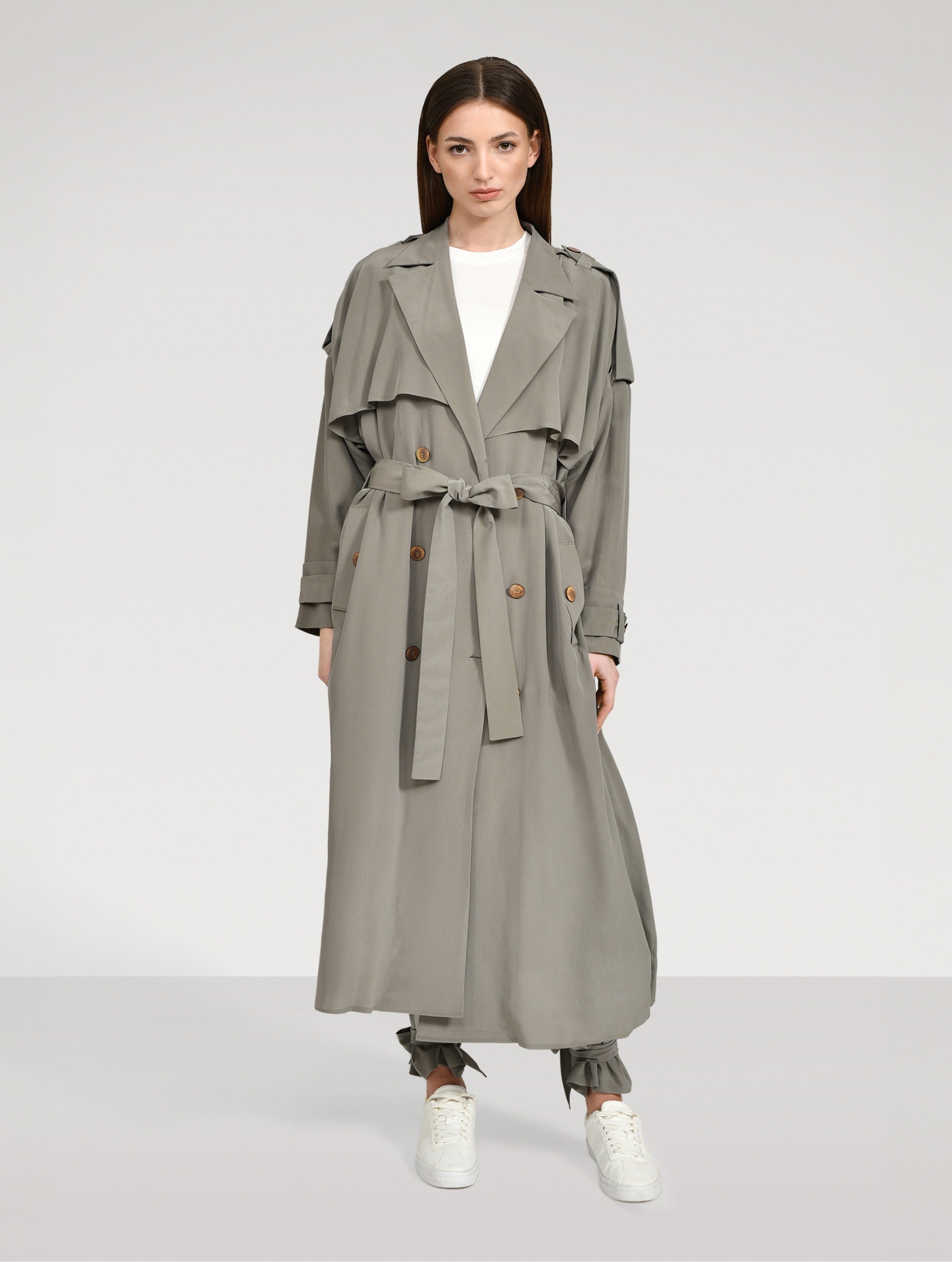 Doppelreihiger Trenchcoat aus 100% Seide, mit Schulter -und Rückencoller und extralangen Schulter- und Manschettenriegel.