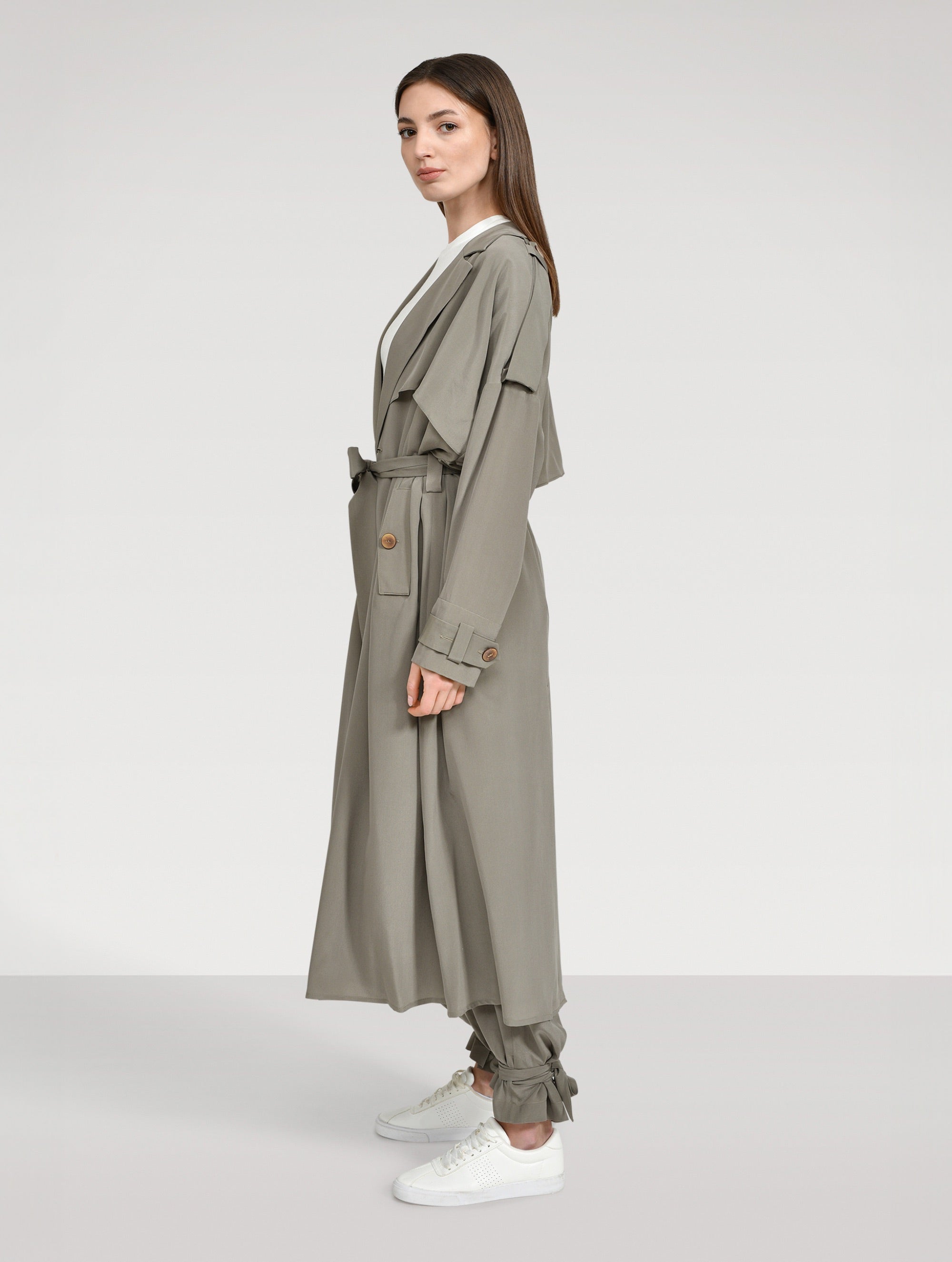 Doppelreihiger Trenchcoat aus 100% Seide, mit Schulter -und Rückencoller und extralangen Schulter- und Manschettenriegel.