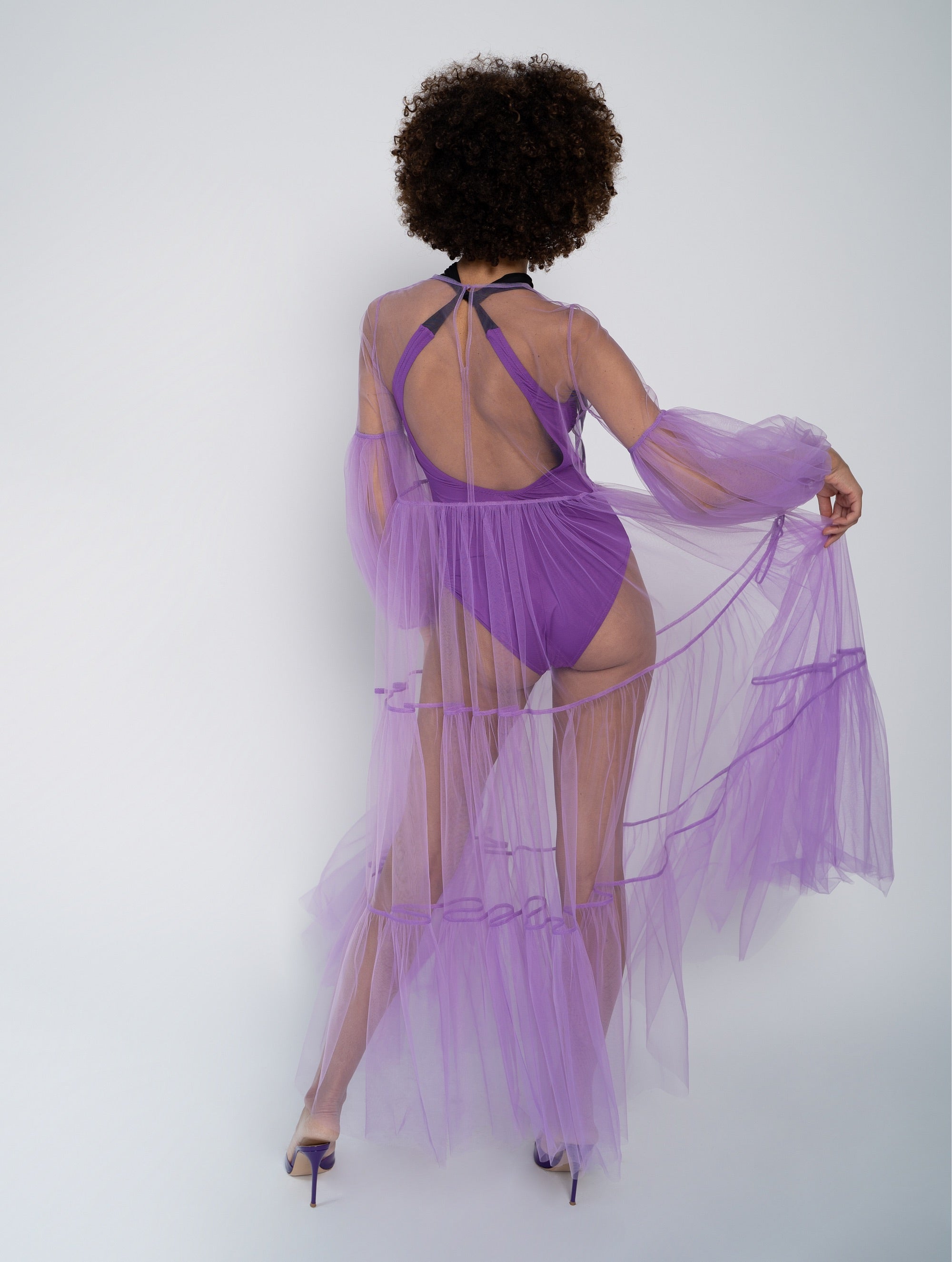 Lila Maxikleid aus Tüll mit weitem Rock und Puffärmeln