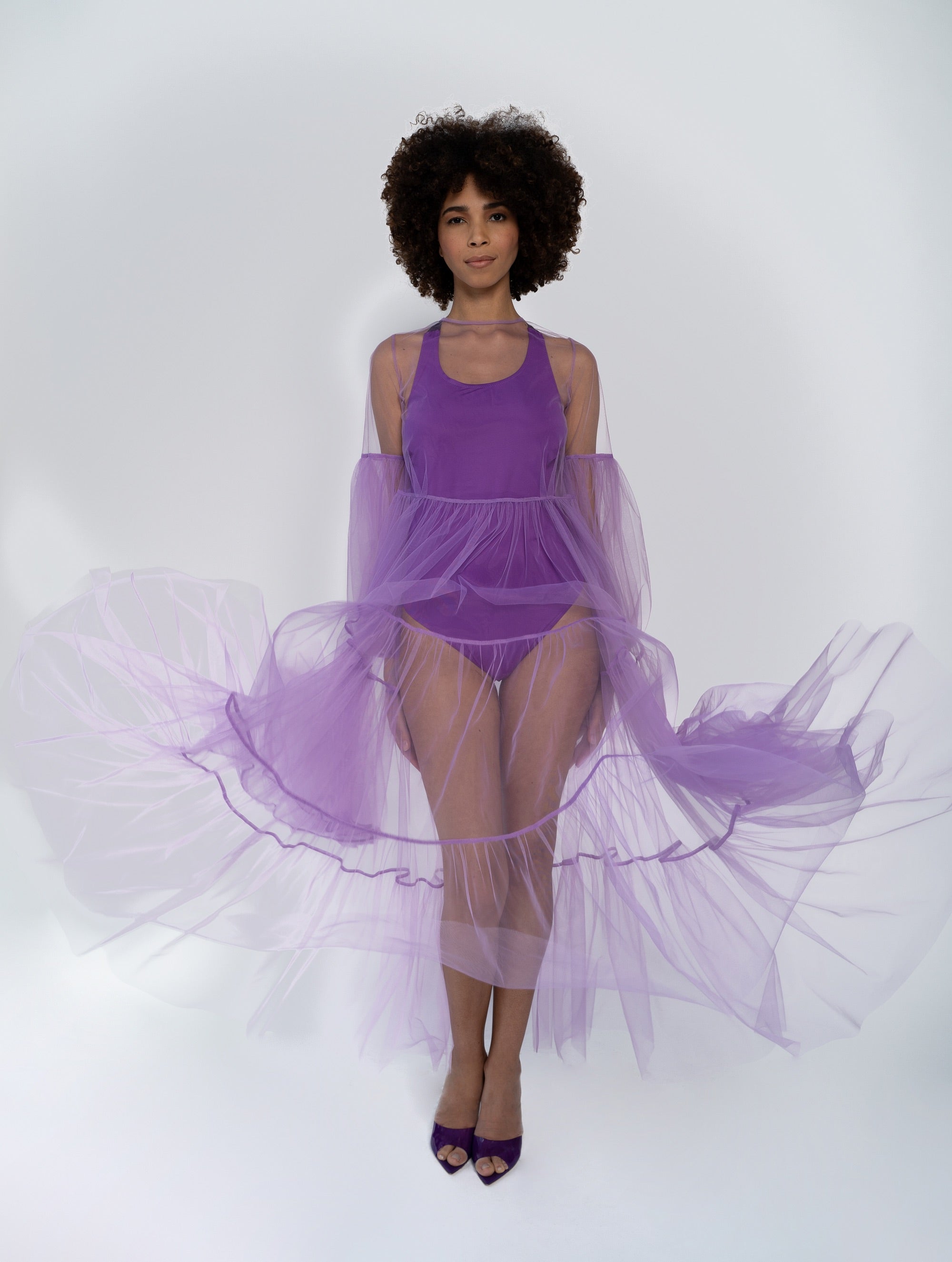 Lila Maxikleid aus Tüll mit weitem Rock und Puffärmeln