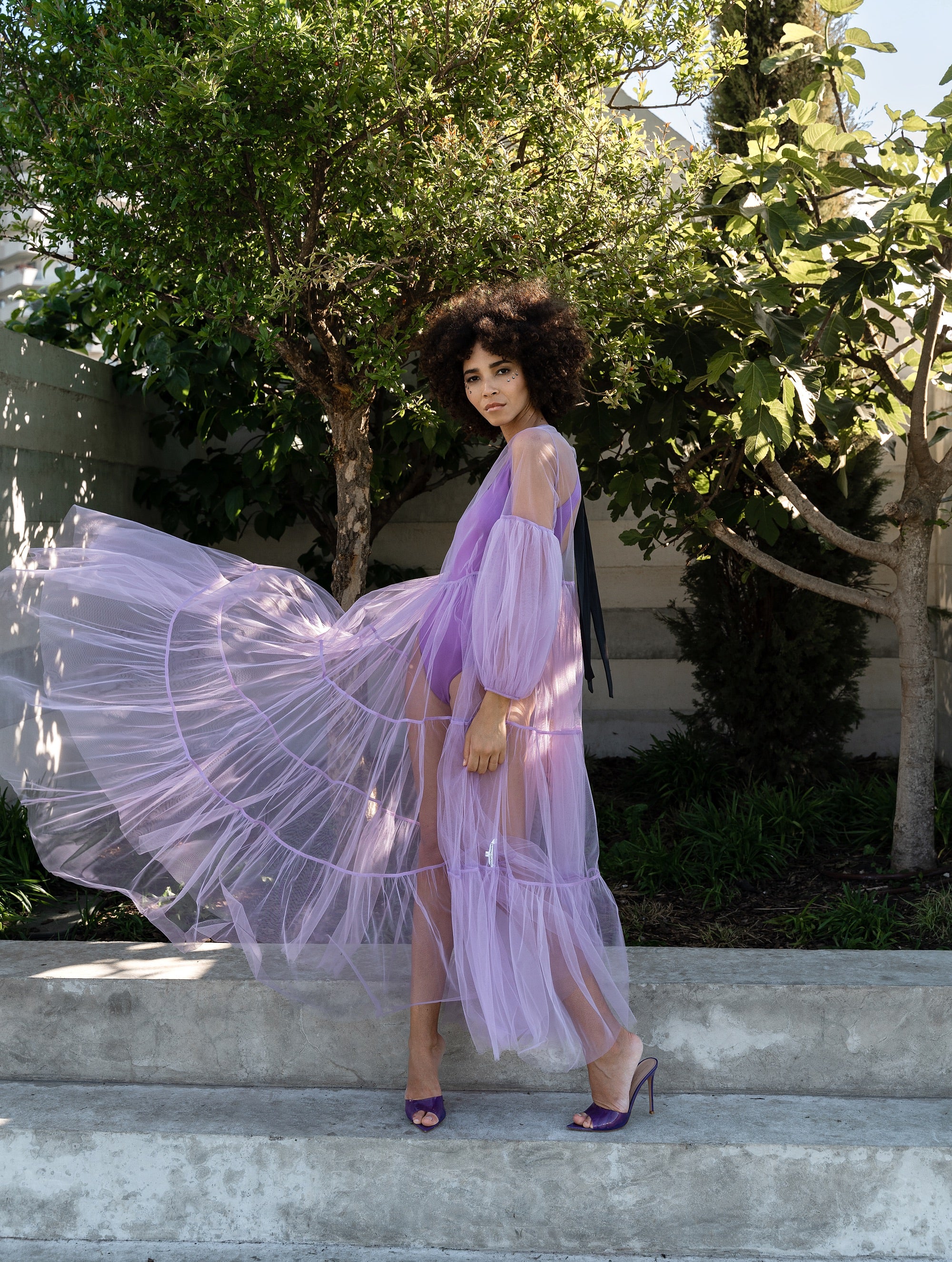 Lila Maxikleid aus Tüll mit weitem Rock und Puffärmeln