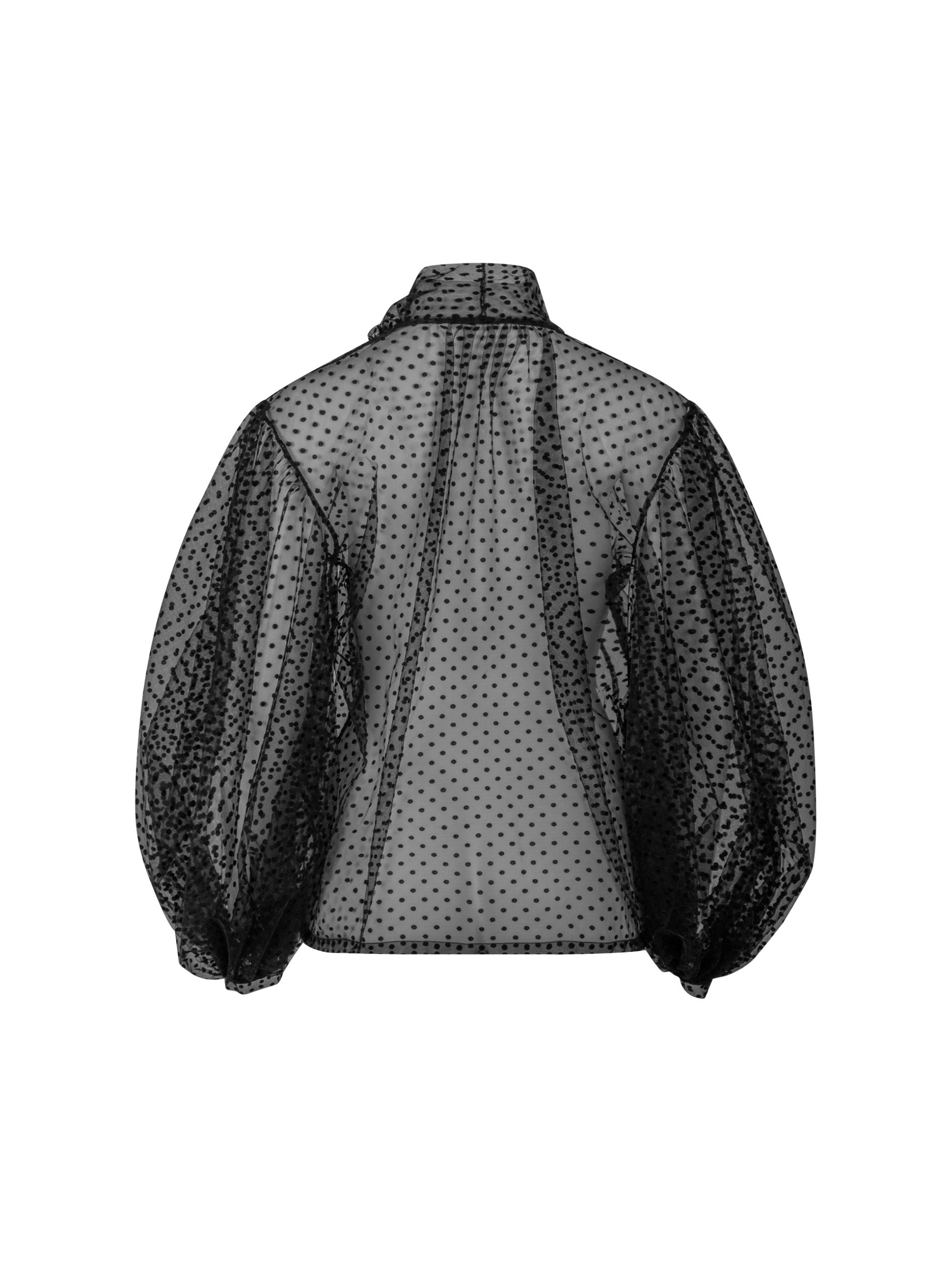 Extravagante gepunktete Tüllbluse mit tiefem V-Ausschnitt, weiten Dichterärmeln und extra langem Schalkragen. Dieses Modell ist Teil unserer REBORN-Kollektion und steht für unsere "Zero-Waste-Politik".