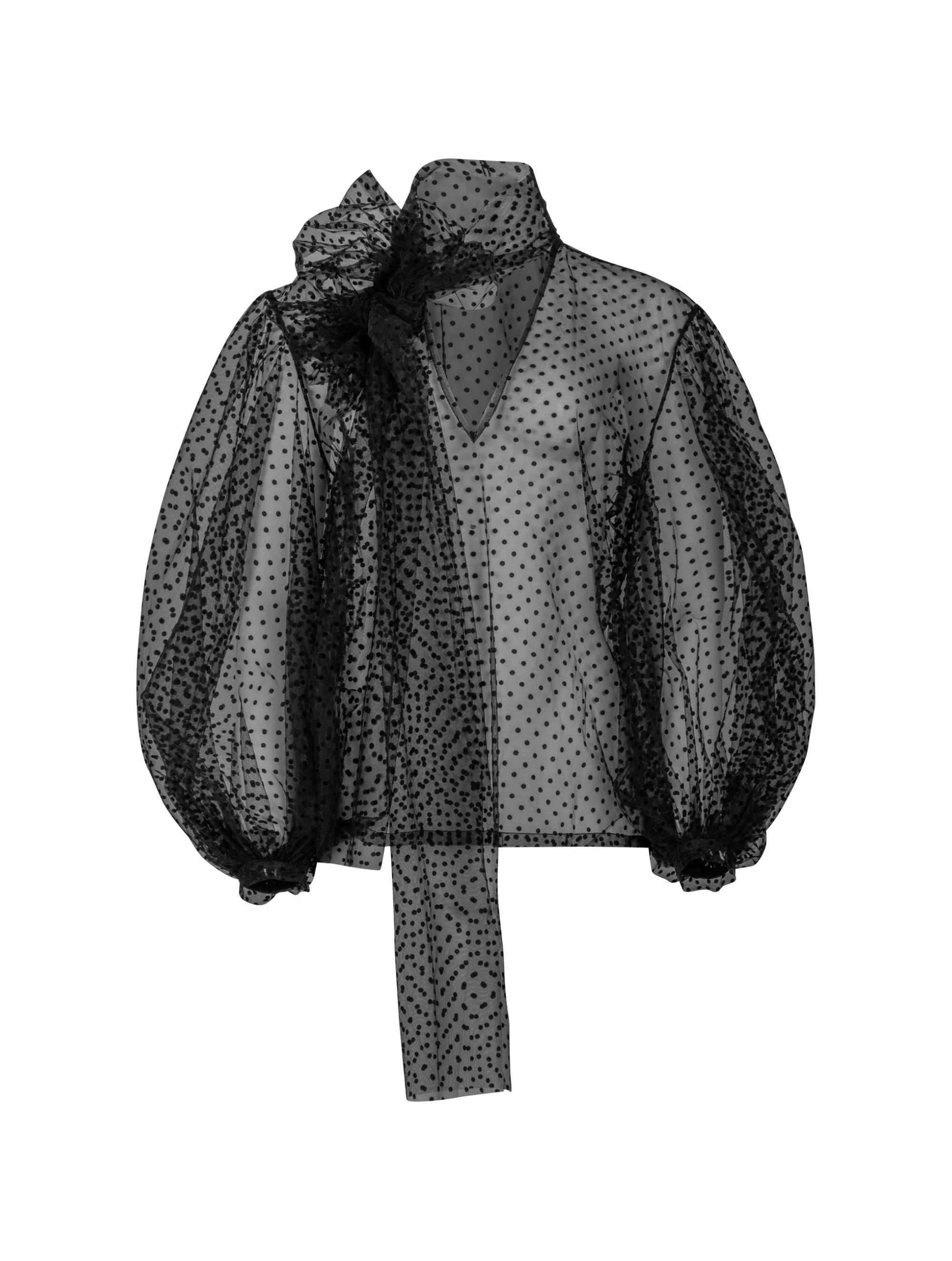 Extravagante gepunktete Tüllbluse mit tiefem V-Ausschnitt, weiten Dichterärmeln und extra langem Schalkragen. Dieses Modell ist Teil unserer REBORN-Kollektion und steht für unsere "Zero-Waste-Politik".