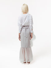 Figurbetonter knielanger Wickelrock mit doppelgelegtem breiten Volant aus Tüll und Bändern zum Binden in der Taille. Dieses Modell ist Teil unserer Reborn Linie, da es aus dem ehemaligen Rock Berta hergestellt worden ist.