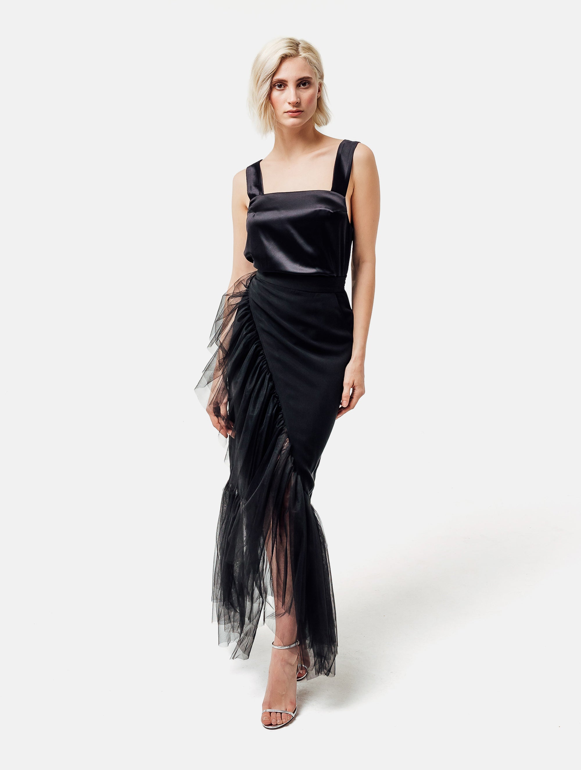 Figurbetonter knielanger Wickelrock mit doppelgelegtem breiten Volant aus Tüll und Bändern zum Binden in der Taille. Dieses Modell ist Teil unserer Reborn Linie, da es aus dem ehemaligen Rock Berta hergestellt worden ist.