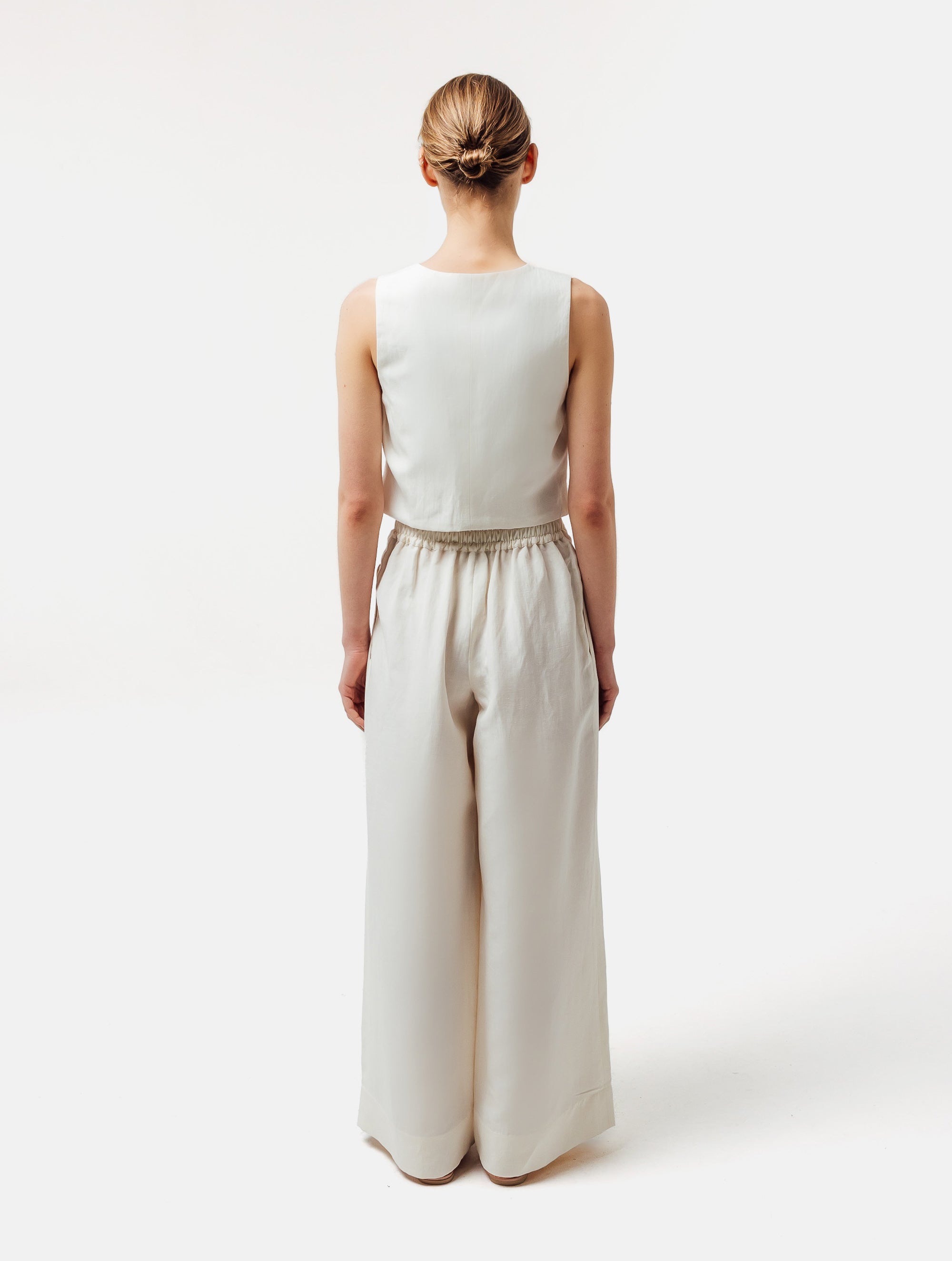 Weit geschnittene Hose mit elastischen Hosenbund, mit mehreren Abnähern am Bund, seitliche Eingriffstaschen, aus hochwertigem Leinen-Silk Mix. Stoff kommt aus einem Dead Stock, daher nachhaltig.