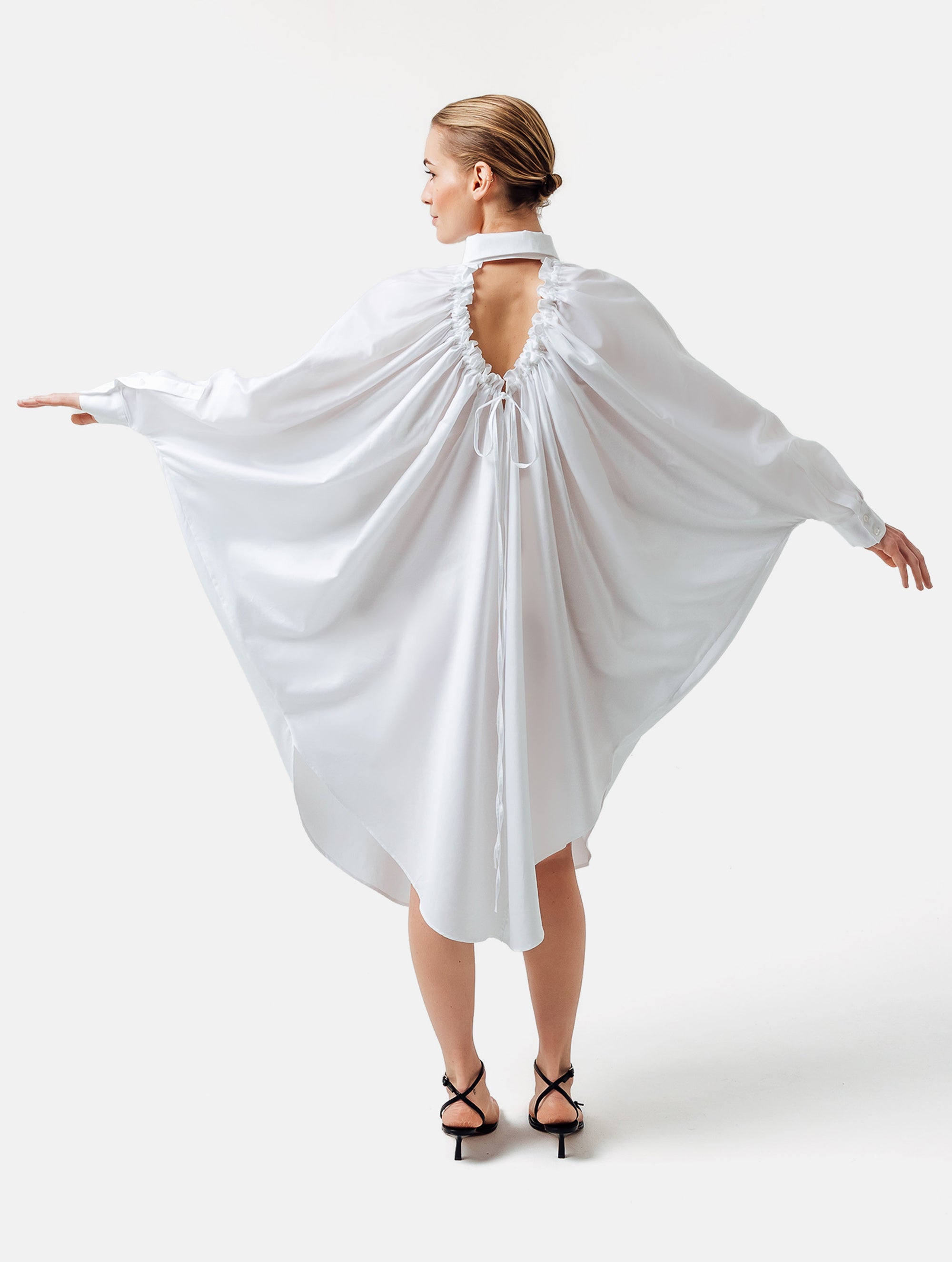 Weites Maxikleid, sophisticated Look durch den ausgefallenen Rückenauschnitt, der sich verstellen lässt, sodass man die Tiefe des Rückenausschnitts anpassen kann, Lange Ärmel mit klassischen Hemdmanschetten und Kragen.