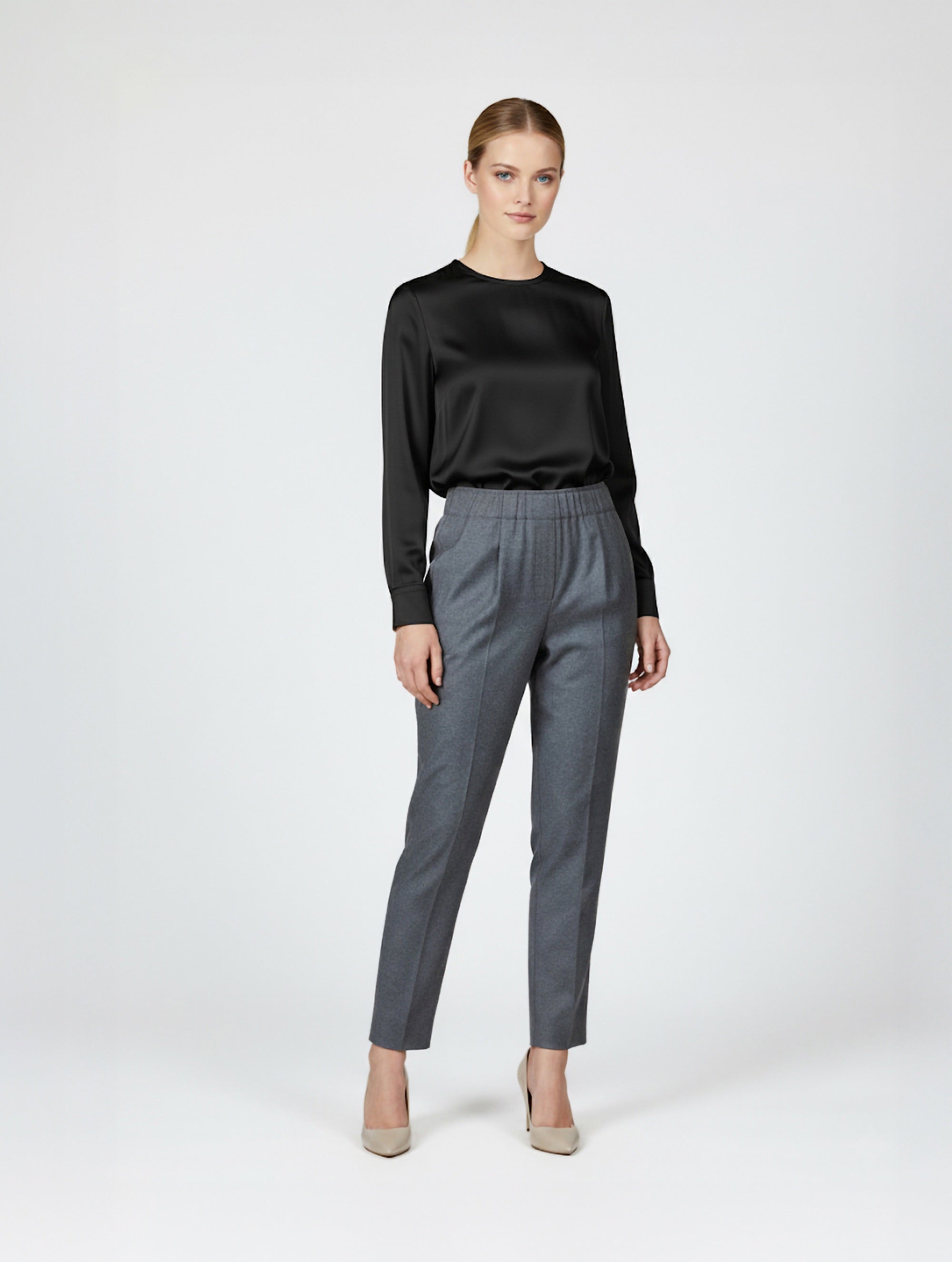 „LOLA“ ist eine hochwertige Jogger-Stil-Hose aus feiner Wolle, die durch außergewöhnlichen Tragekomfort, Wärme und Bewegungsfreiheit überzeugt. Vielseitig kombinierbar – ob leger mit Sneakern oder elegant mit Pumps – und nachhaltig in Europa gefertigt.