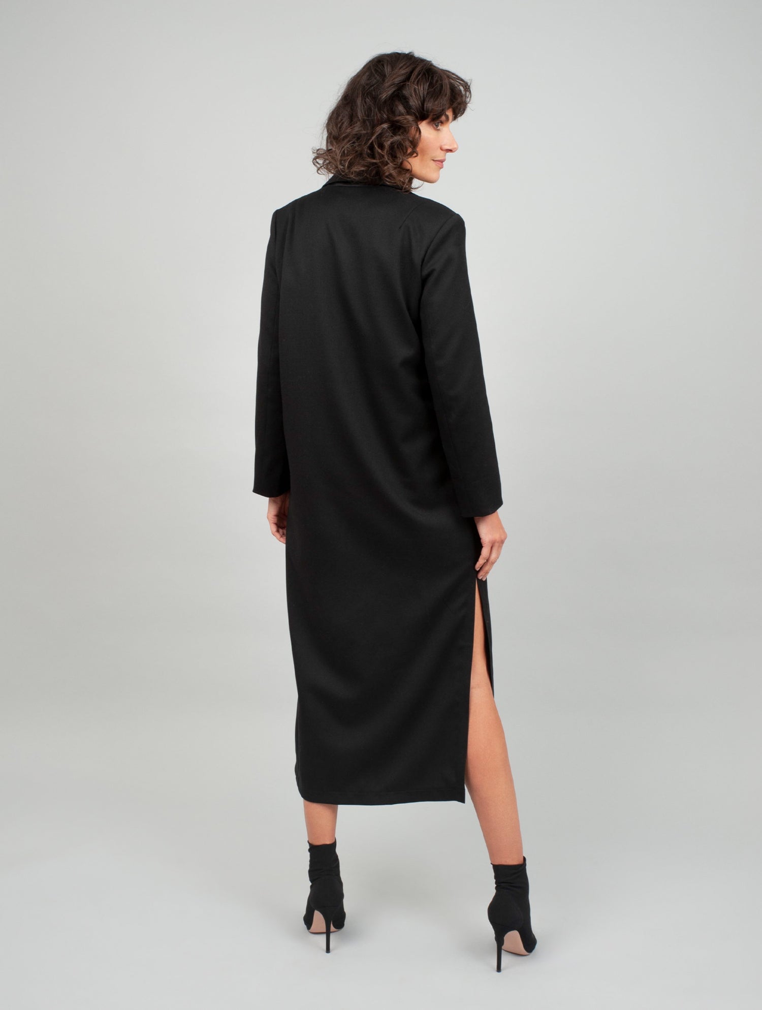 Schwarzer Wollmix Mantel, taillierte Passform, hohe Seitenschlitze für eine schlanke Silhouette mit oder ohne Gürtel tragbar