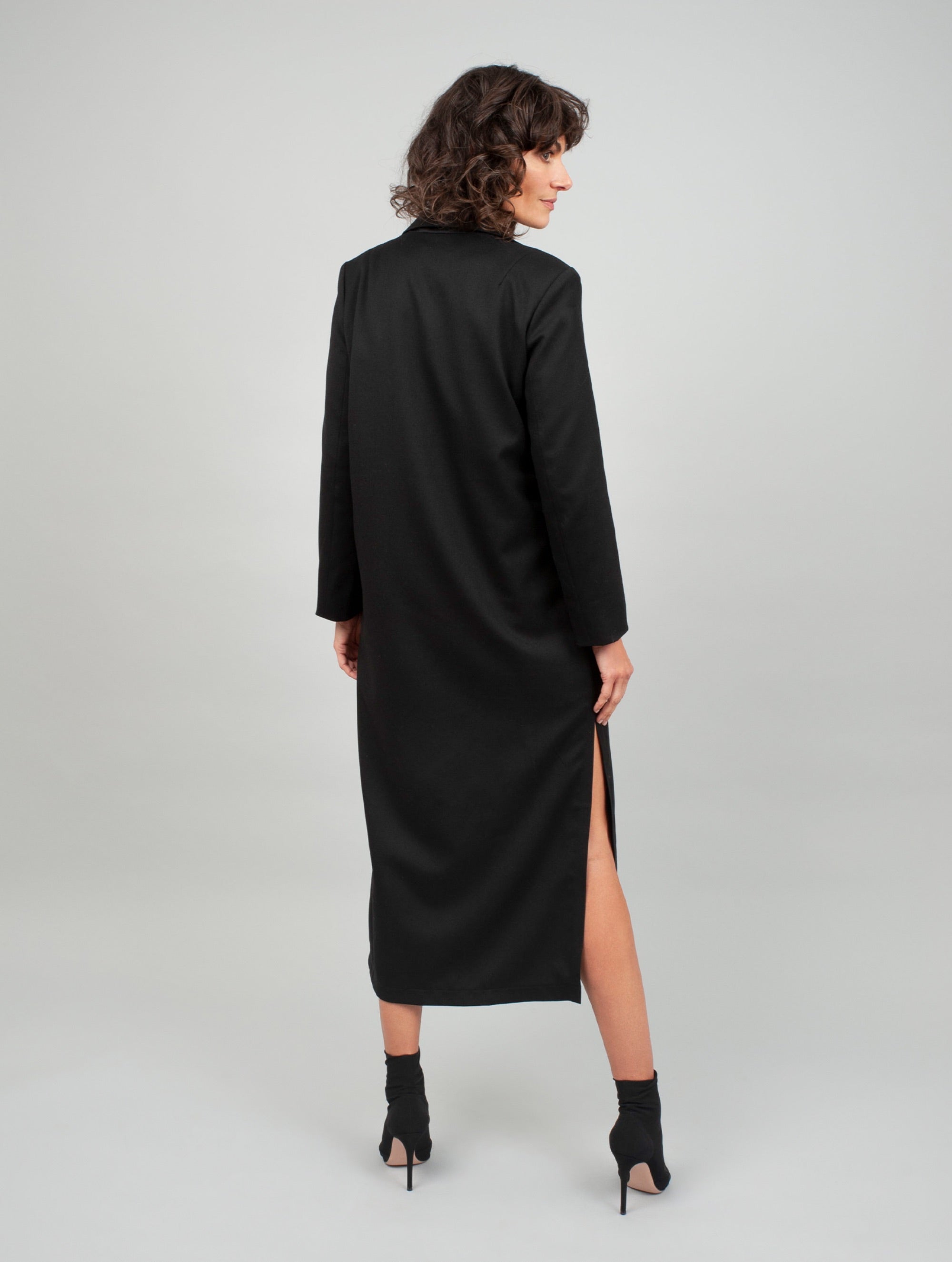 Schwarzer Wollmix Mantel, taillierte Passform, hohe Seitenschlitze für eine schlanke Silhouette mit oder ohne Gürtel tragbar