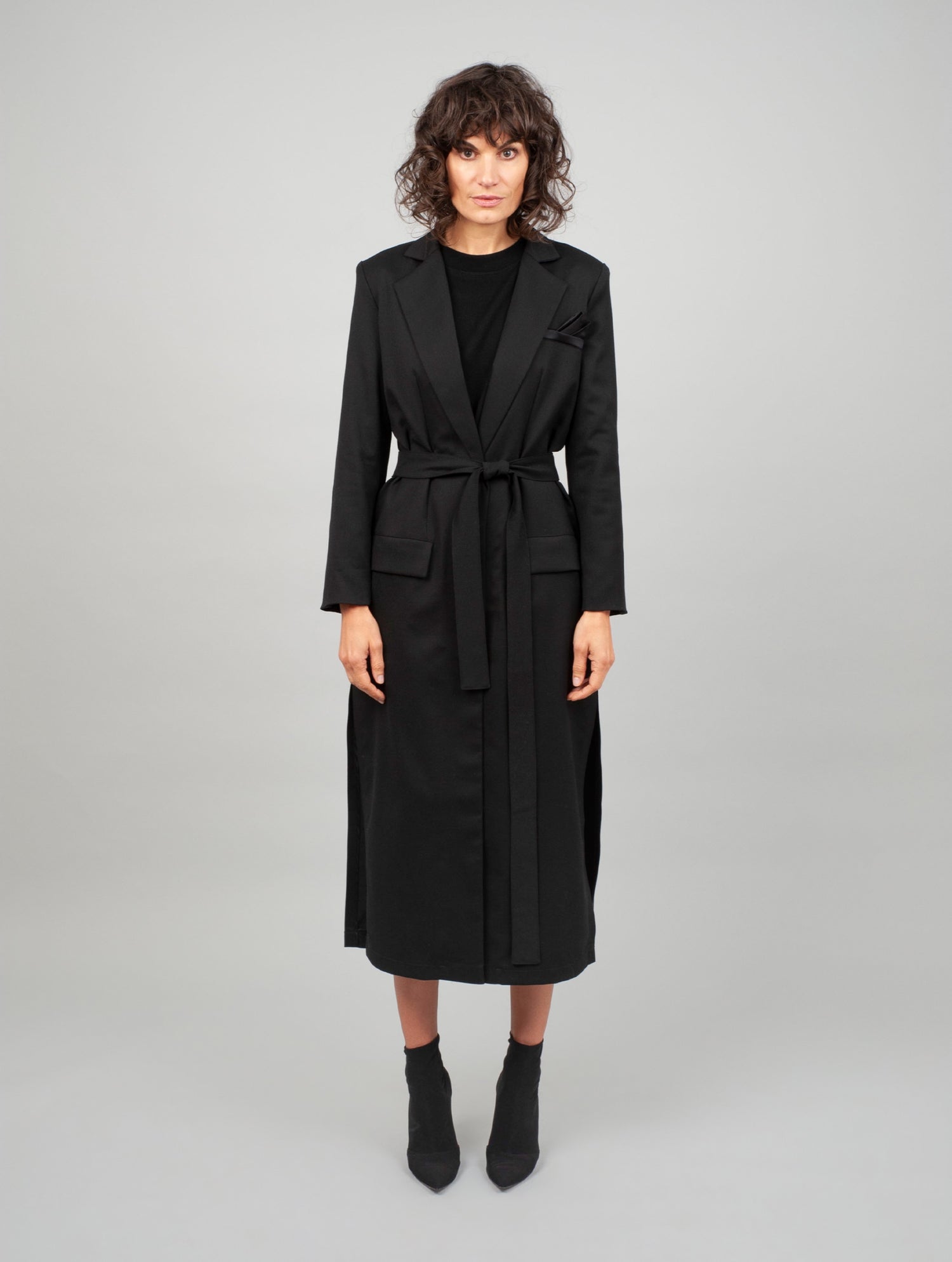 Schwarzer Wollmix Mantel, taillierte Passform, hohe Seitenschlitze für eine schlanke Silhouette mit oder ohne Gürtel tragbar