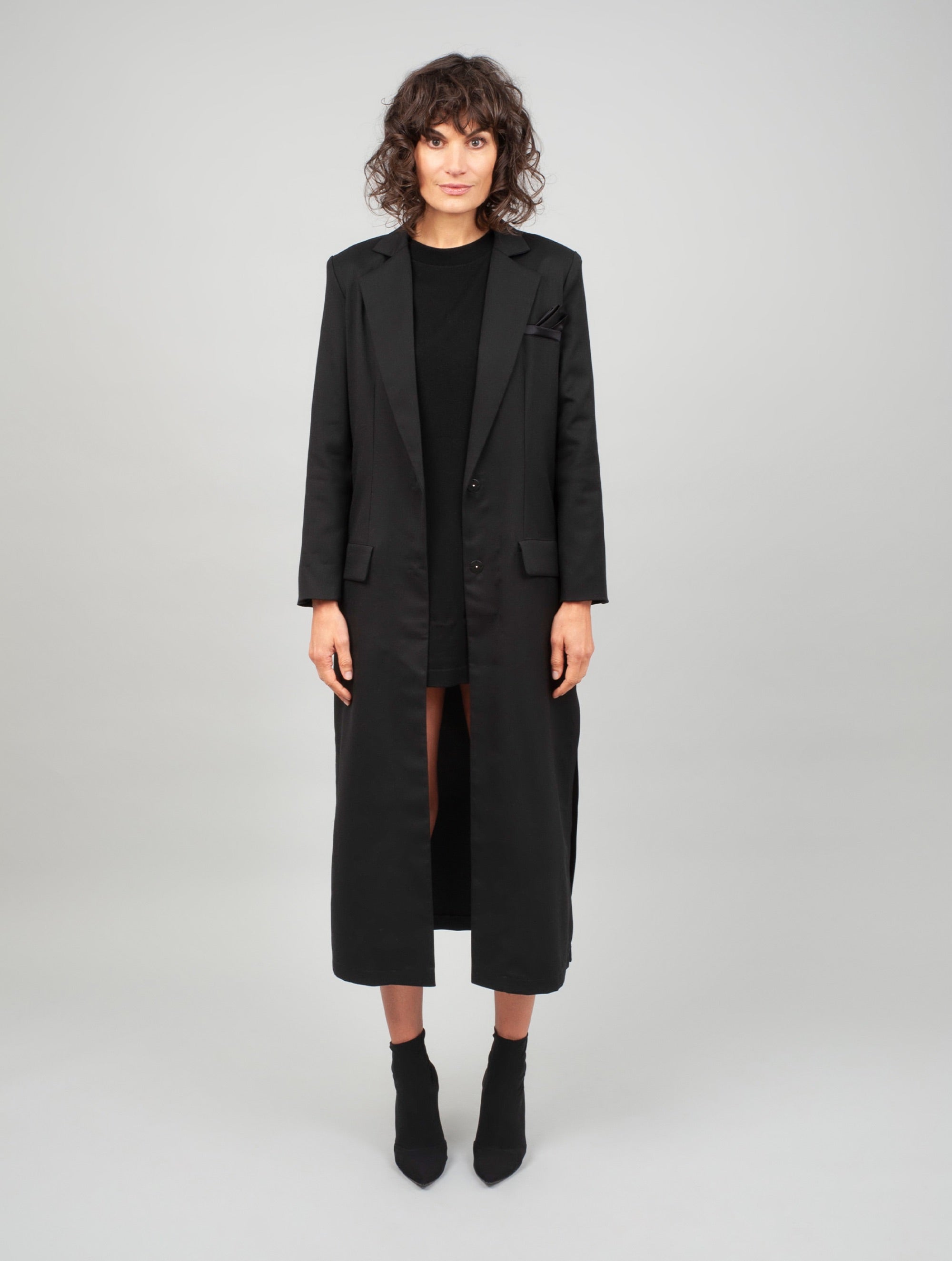 Schwarzer Wollmix Mantel, taillierte Passform, hohe Seitenschlitze für eine schlanke Silhouette mit oder ohne Gürtel tragbar