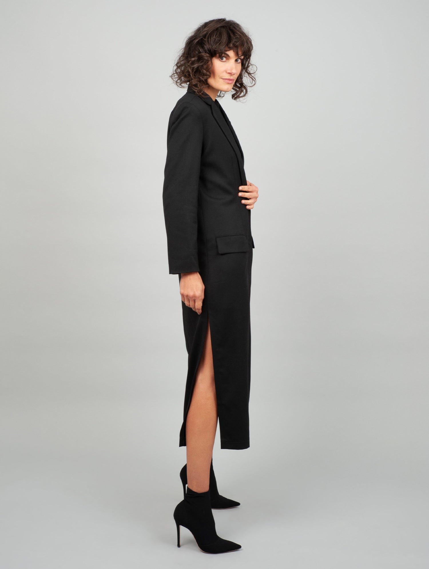 Schwarzer Wollmix Mantel, taillierte Passform, hohe Seitenschlitze für eine schlanke Silhouette mit oder ohne Gürtel tragbar